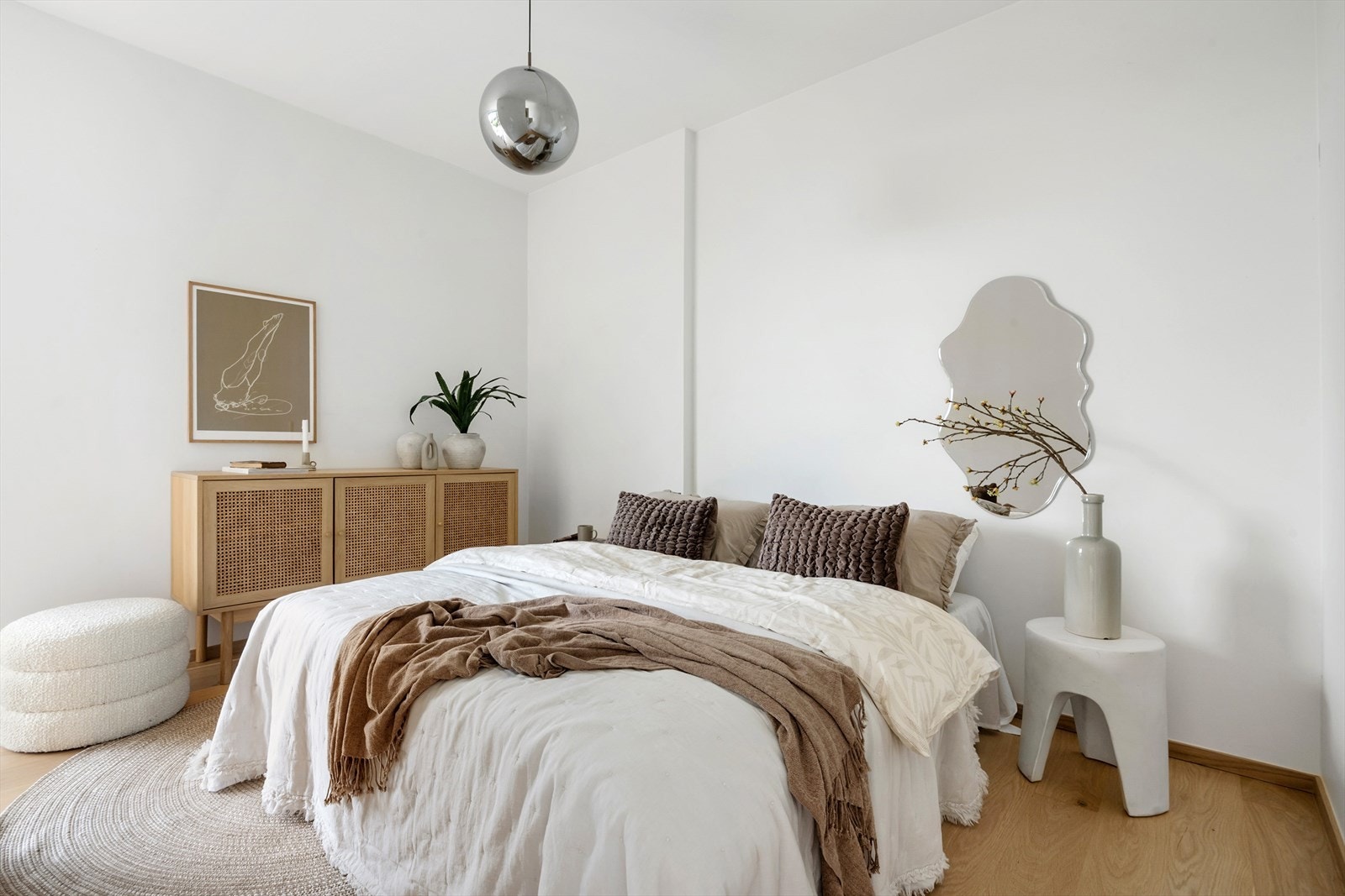 Stor sovealkove med plass til dobbeltseng, nattbord og oppbevaring Galleribilde