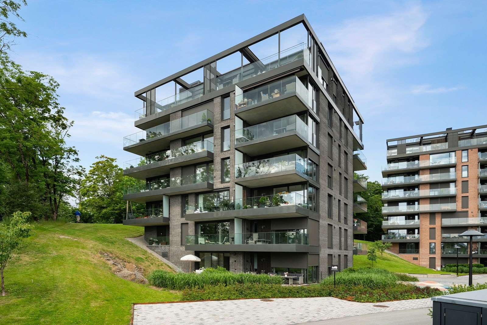 Sameiets fellesområder er pent opparbeidet med store grøntområder, gangveier, treningsfasiliteter, lekeplass og fotballbane Galleribilde