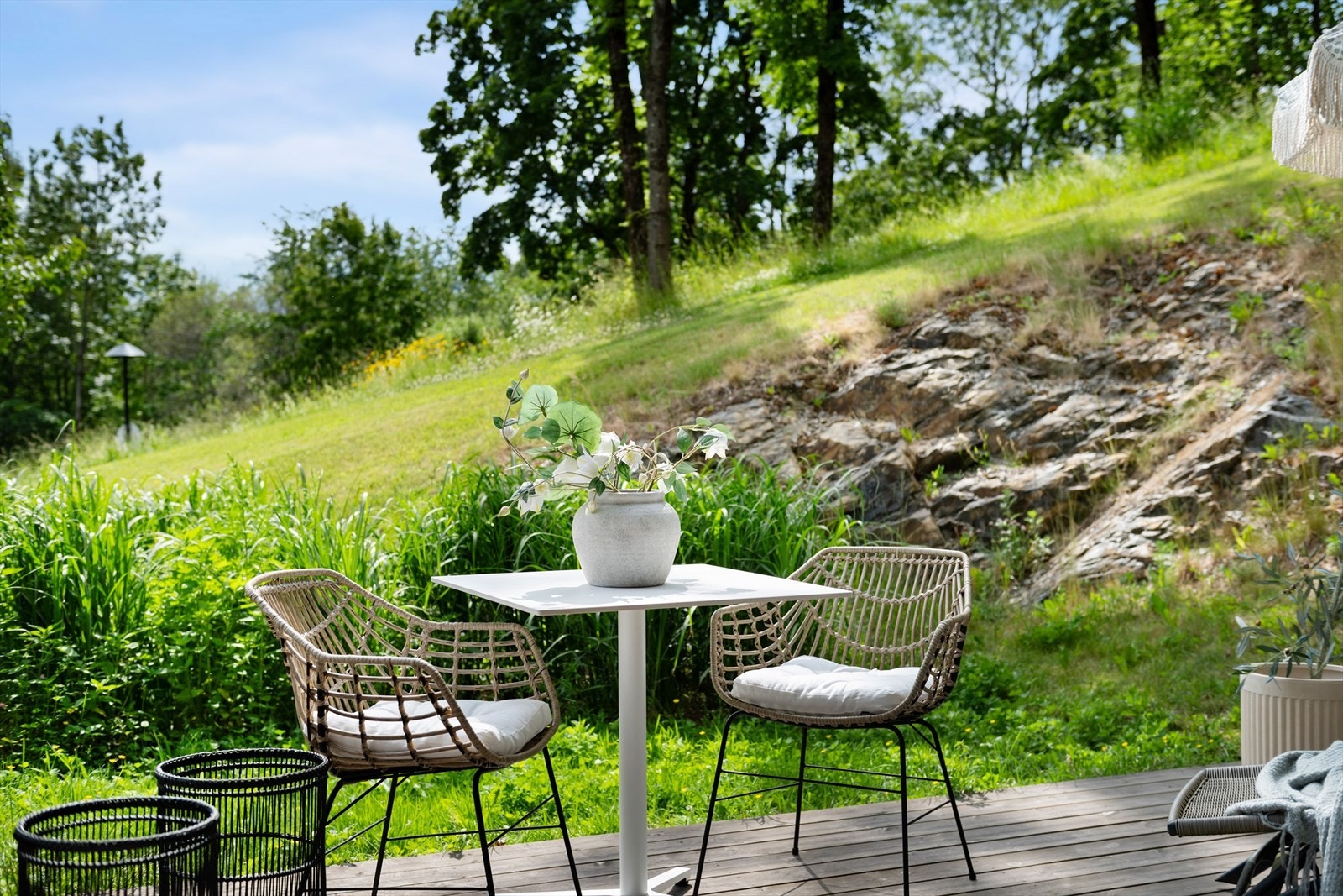 Terrassen utgjør en fin forlengelse av rommet - perfekt for måltider utendørs, soling og hyggelige sammenkomster Galleribilde