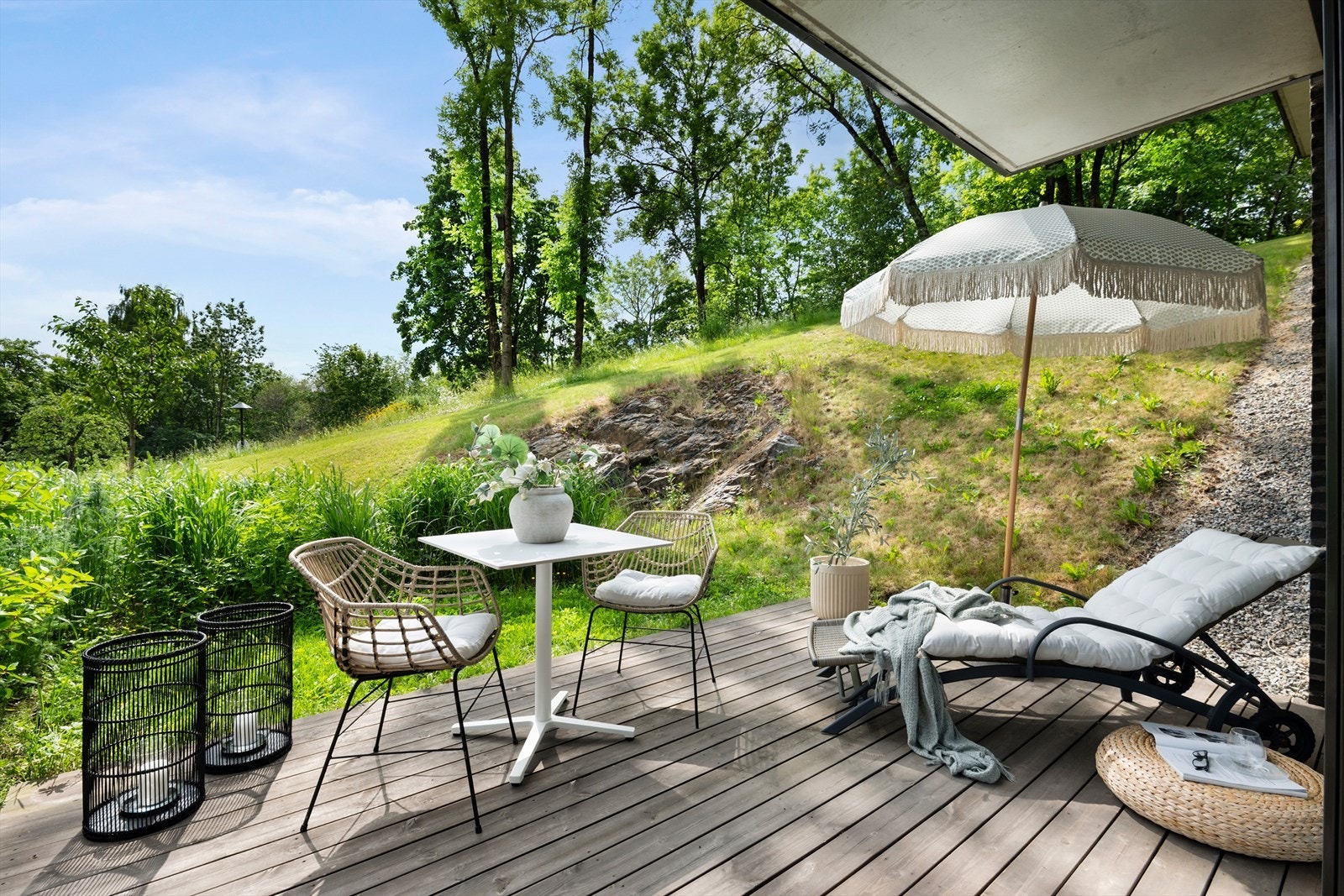 Delikat og usjenert leilighet fra 2019 med sydvendt terrasse. Terrassen er skjermet og vender mot grønne og rolige omgivelser Galleribilde