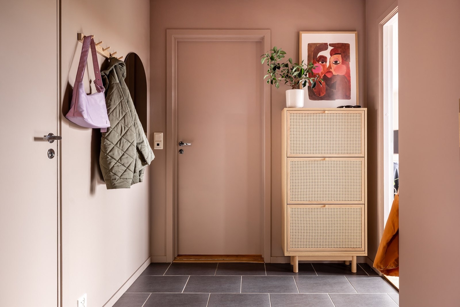 Her kan du henge fra deg jakker og sko, i tillegg til lagring i garderobeskap. Galleribilde