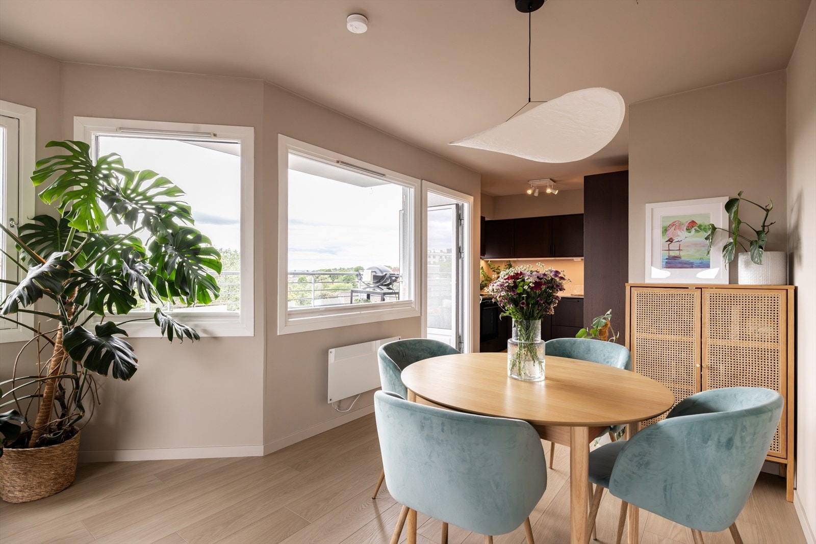 Stuen er et sosialt oppholdsrom med gode møbleringsmuligheter for sofagruppe, spisebord og annet møblement. Galleribilde