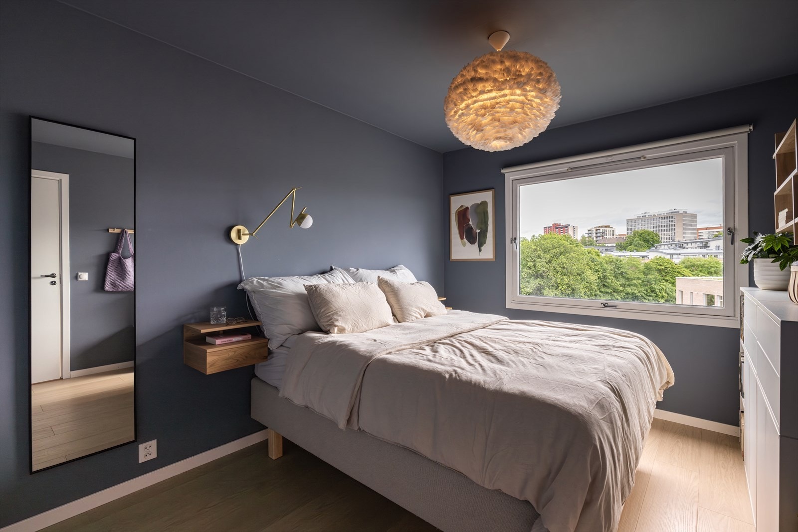 Et lunt soverom malt i behagelig blåfarge på vegger og tak. Galleribilde