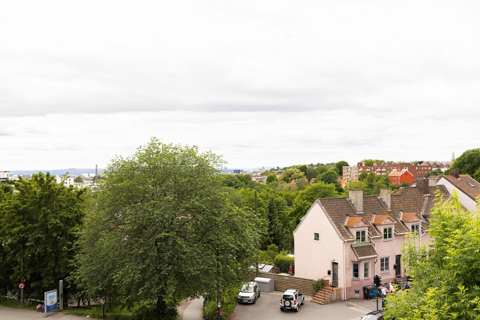 Nyt utsikten herfra, som strekker seg helt til fjorden. Galleribilde
