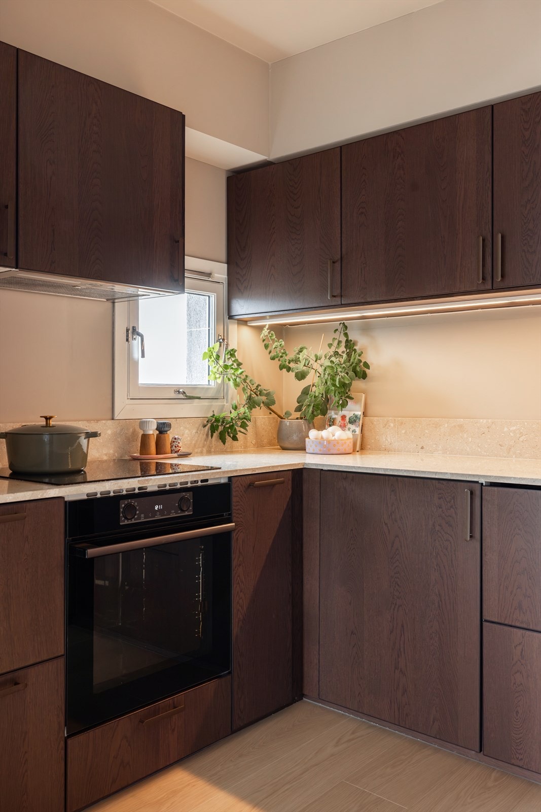 Kjøkkenet har rikelig med skap- og benkeplass, for både oppbevaring og matlagning. Galleribilde