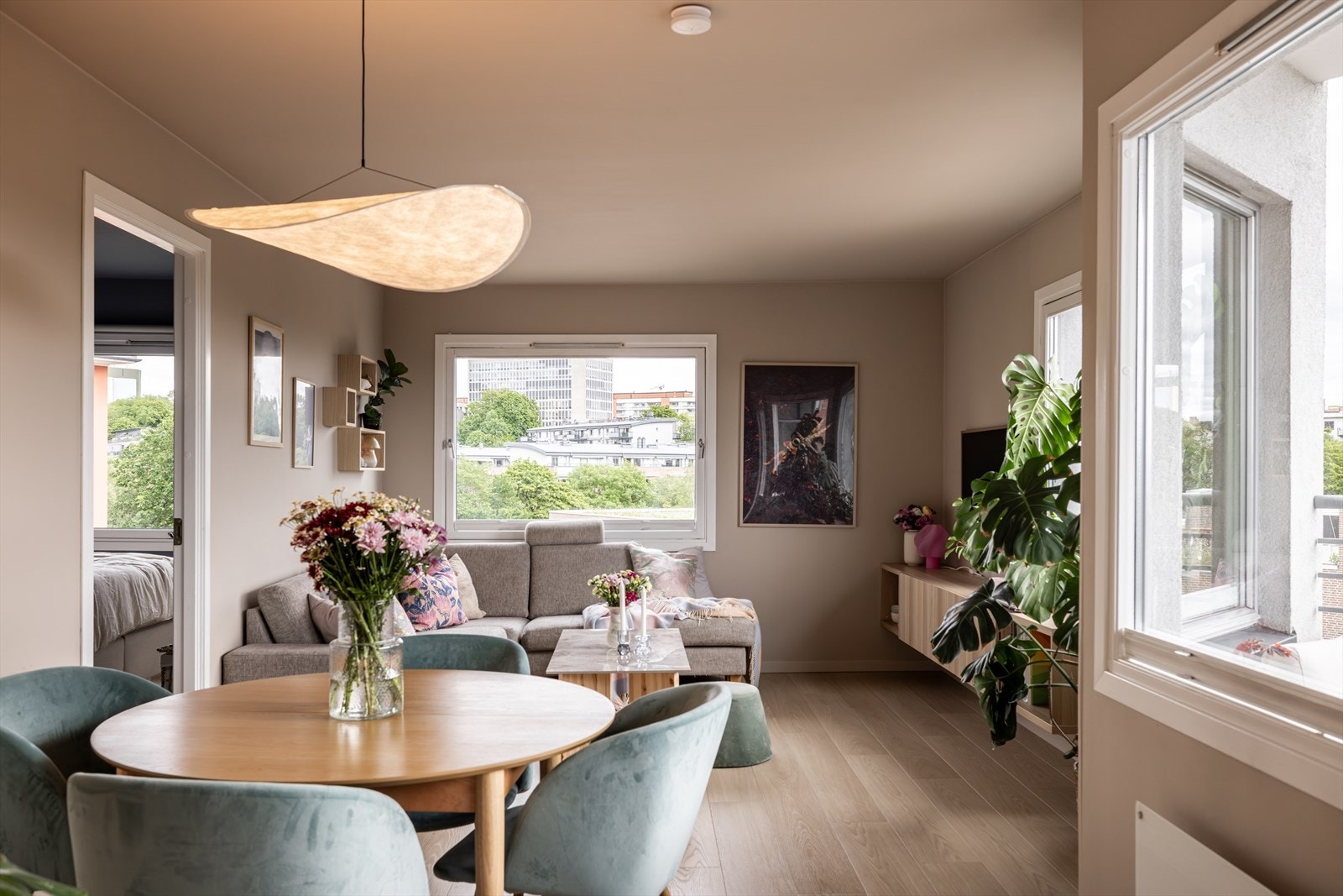 Leiligheten har en utrolig flott hjørnebeliggenhet med store vindusflater, som gir lysinnslipp fra flere vinkler. Galleribilde