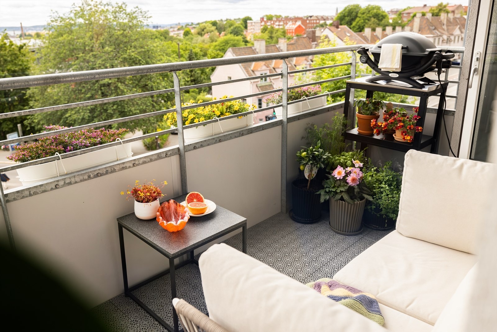 En herlig balkong på 6 kvm som byr på gode solforhold fra kl. 10:00 - 18:30 på sommerstid. Galleribilde