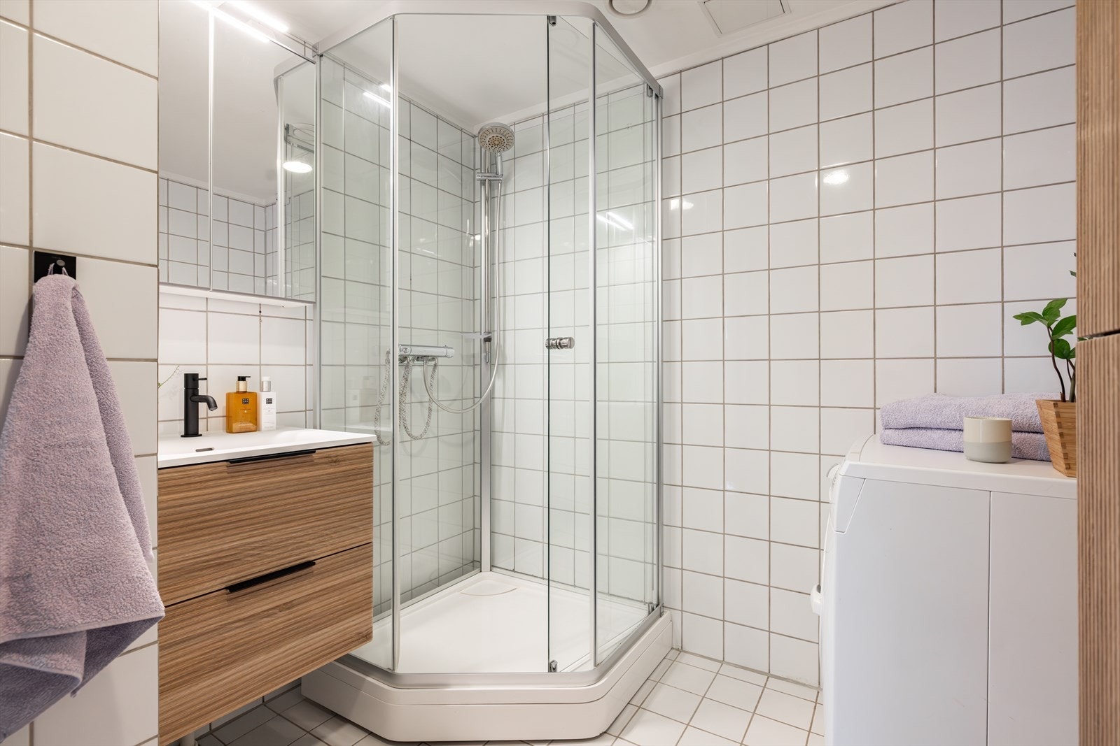 Badet er lyst og pent med elektrisk gulvvarme. Galleribilde