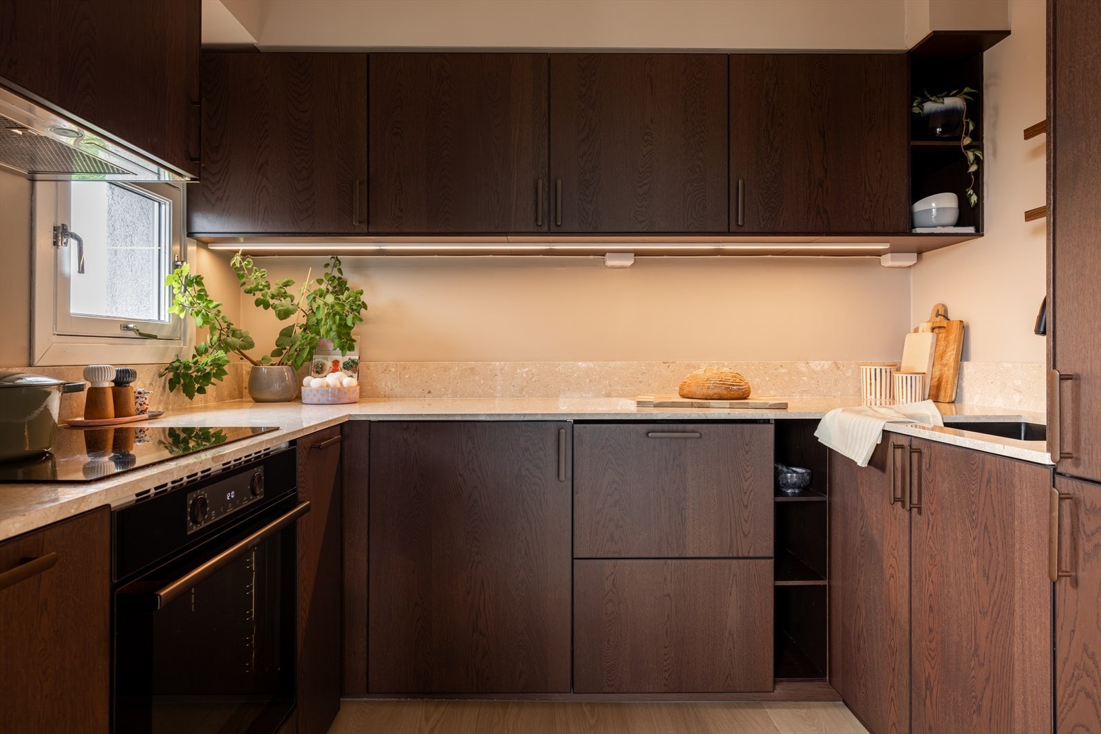 Det lekre kjøkkenet er et blikkfang i rommet. Galleribilde