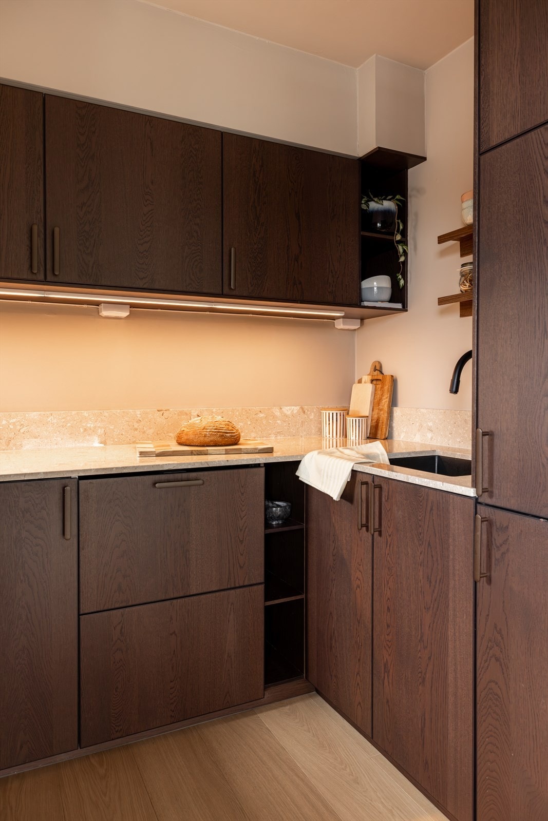 Det er godt utstyrt med integrerte hvitevarer. Galleribilde