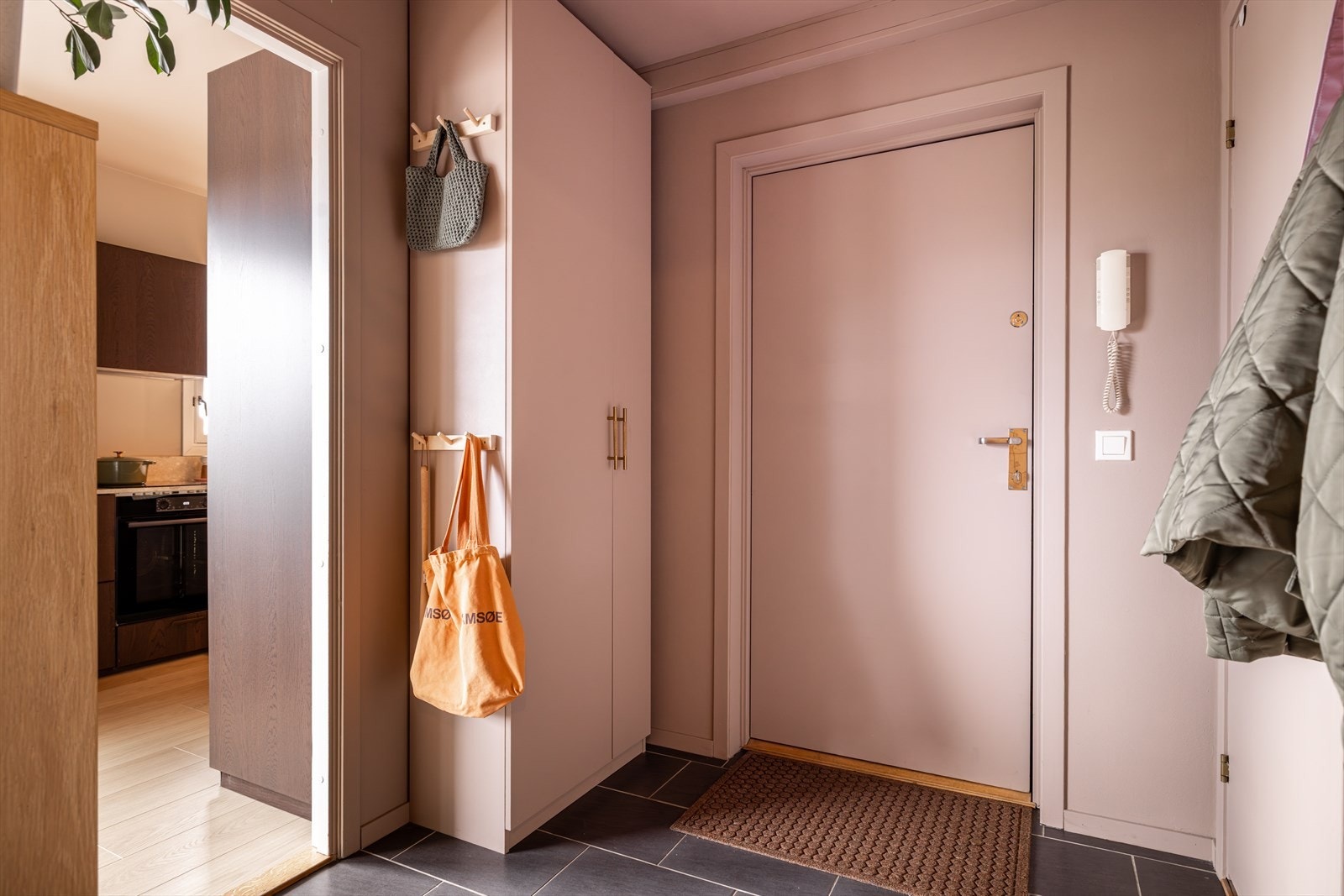 Du blir møtt av en innbydende entré som gir et godt førsteinntrykk av leiligheten. Galleribilde