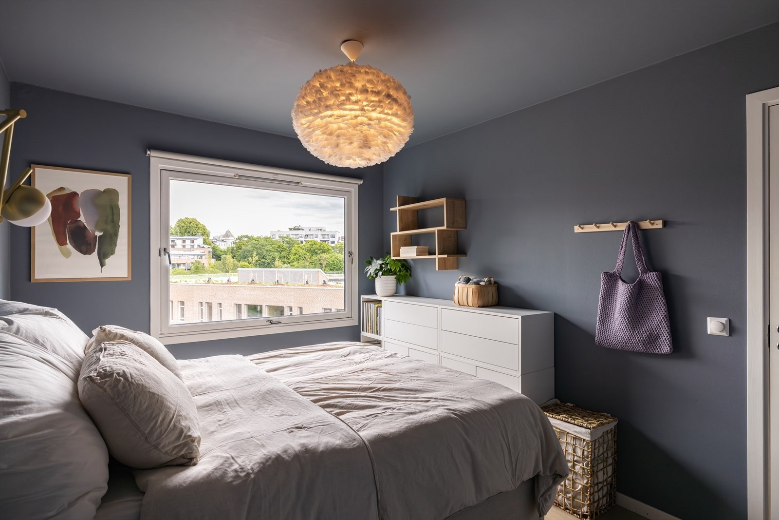 Det er god plass til dobbeltseng med tilhørende nattbord på hver side, kommode eller skrivepult. Galleribilde