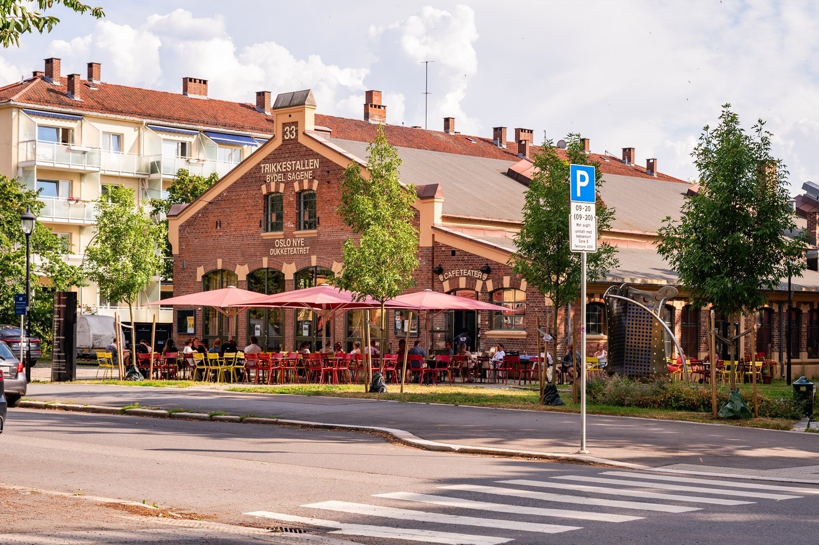 Trikkestallen har hyggelig uteservering, skateanlegg og teater med forestillinger. Galleribilde
