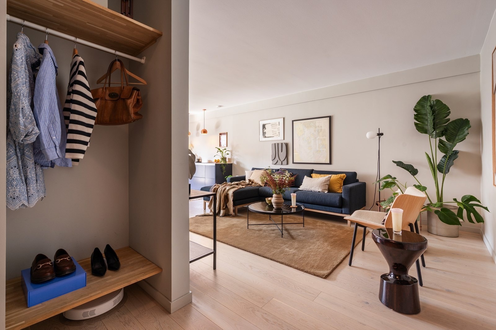 Trivelig entré med åpen og funksjonell garderobeløsning bestående av hattehylle, benk og garderobestang. Galleribilde
