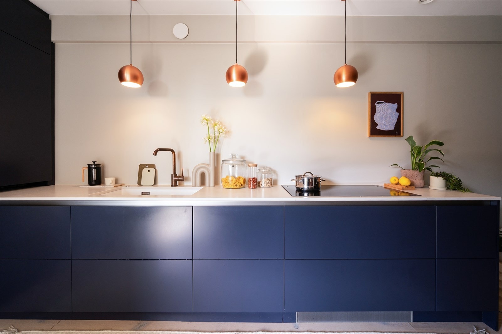 Skuffer og skap med servo push-løsninger gir en elegant og sømløs brukeropplevelse. Galleribilde