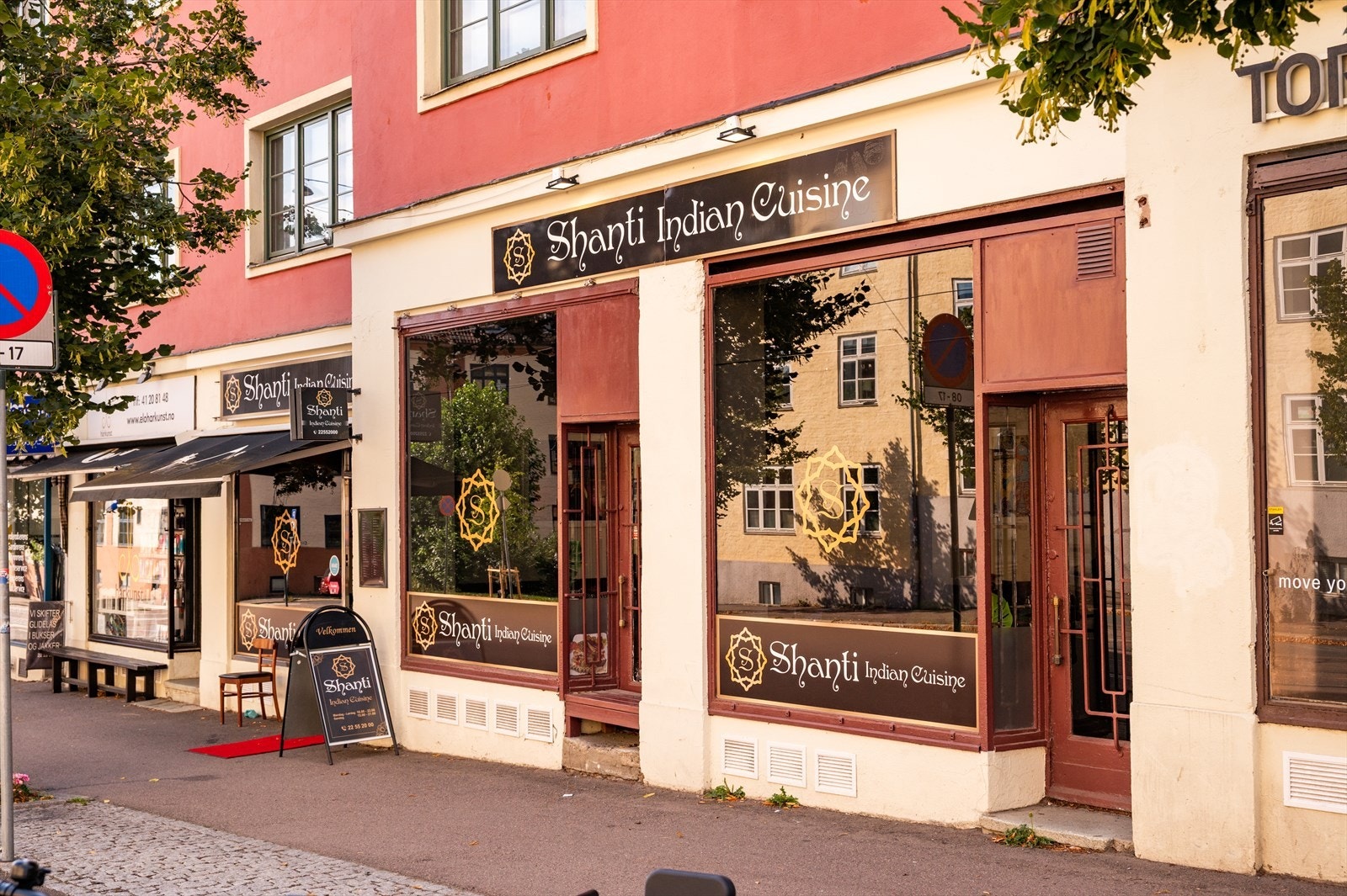 Området byr på flere serveringssteder og caféer som er verdt å ta en tur innom. Galleribilde