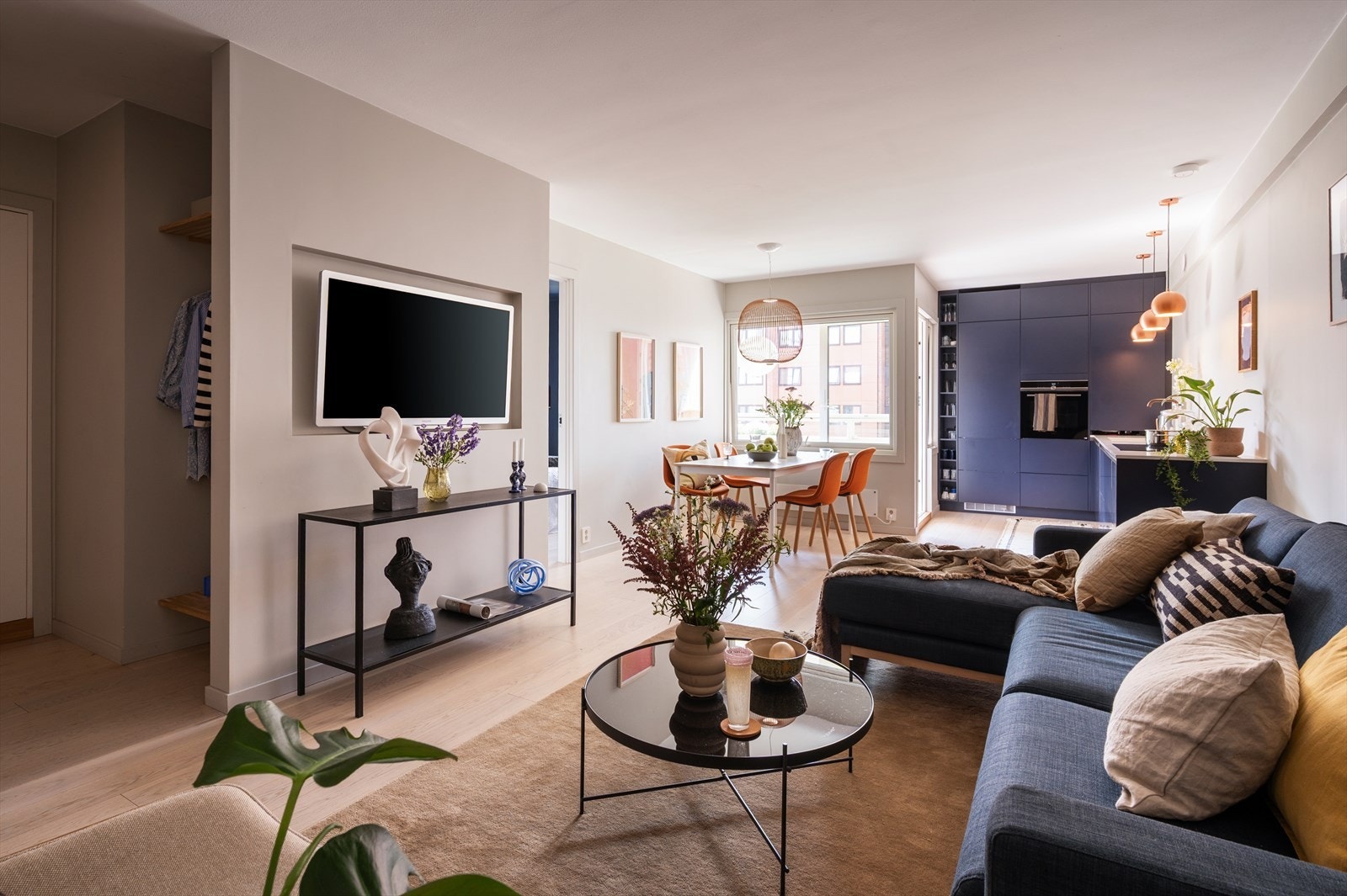 I perioden 2019-2021 ble boligen omfattende renovert, og det ble lagt vekt på design, rene linjer og skjulte løsninger. Galleribilde