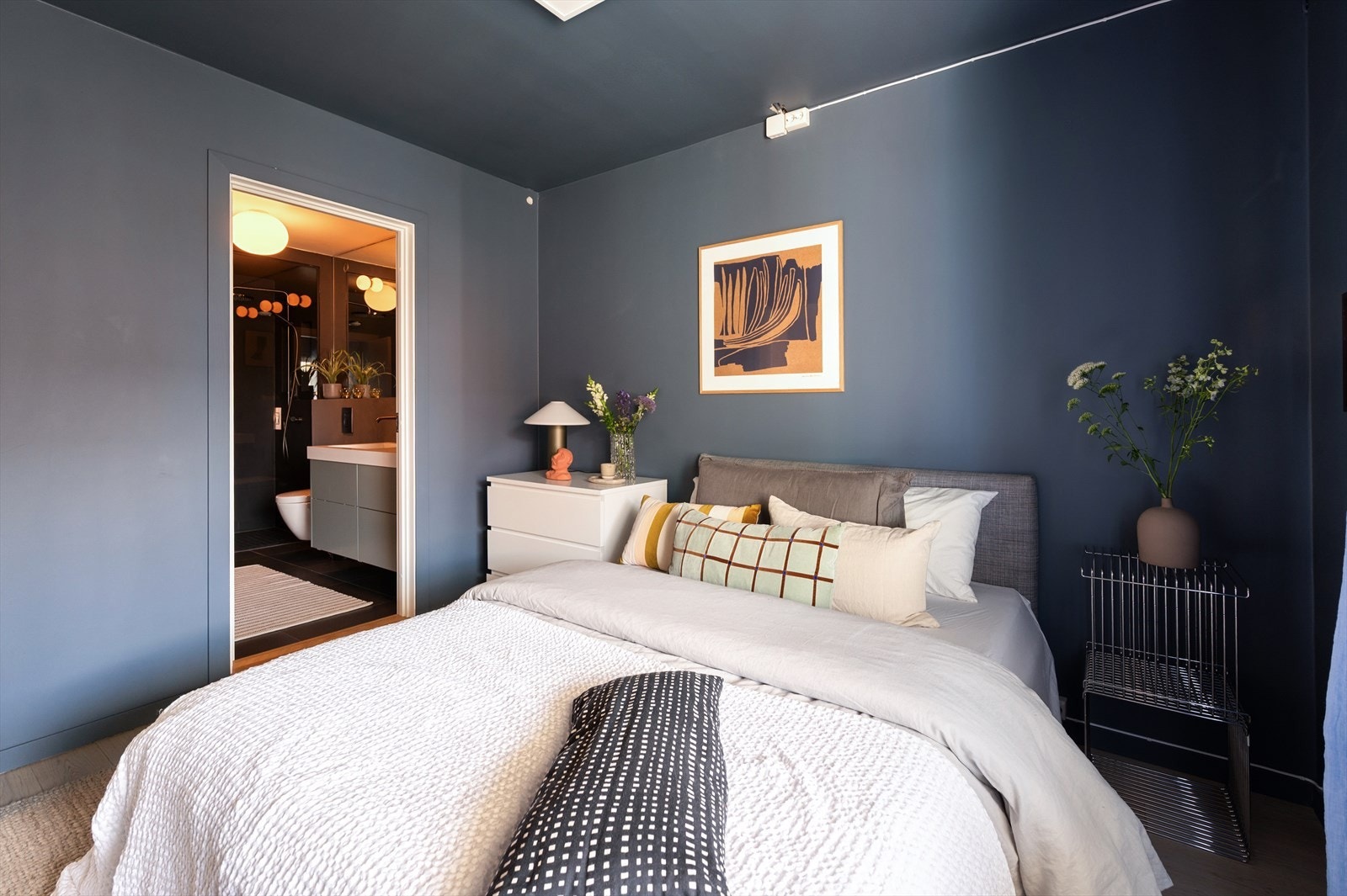 Rommet har god plass til dobbeltseng med nattbord på begge sider, samt eventuelle oppbevaringsmøbler. Galleribilde