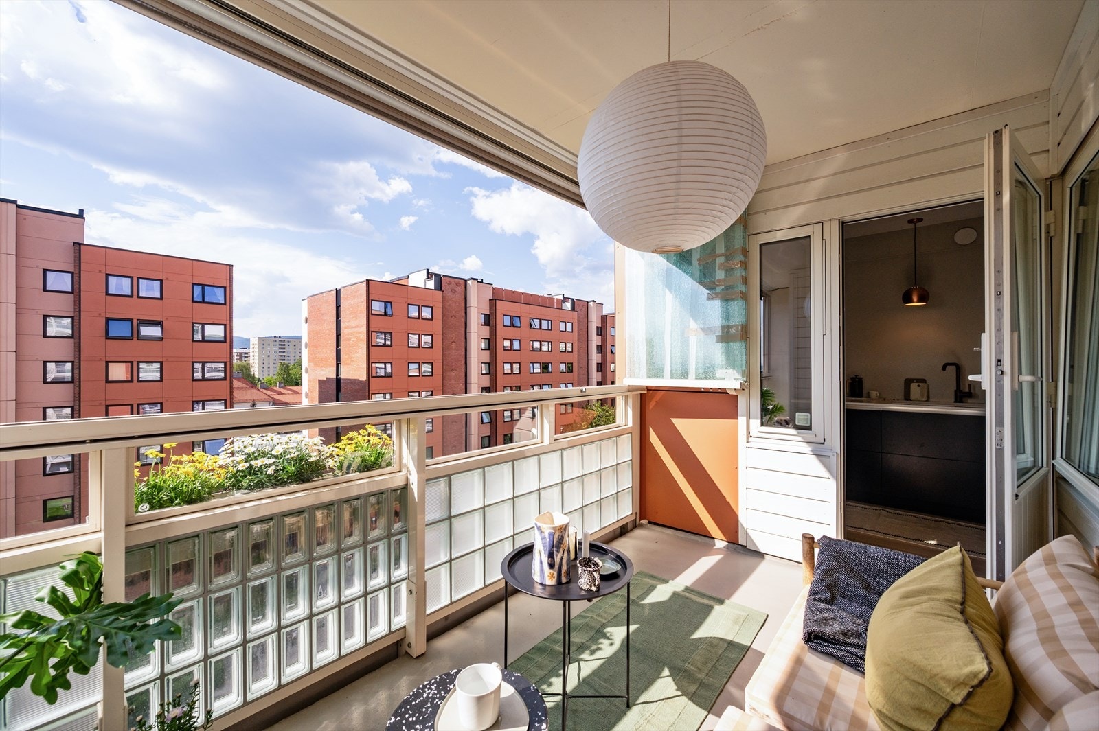 Dette er en stilren og moderne 2-roms leilighet, høyt beliggende i 6. etasje med enkel heisadkomst og stor balkong. Galleribilde