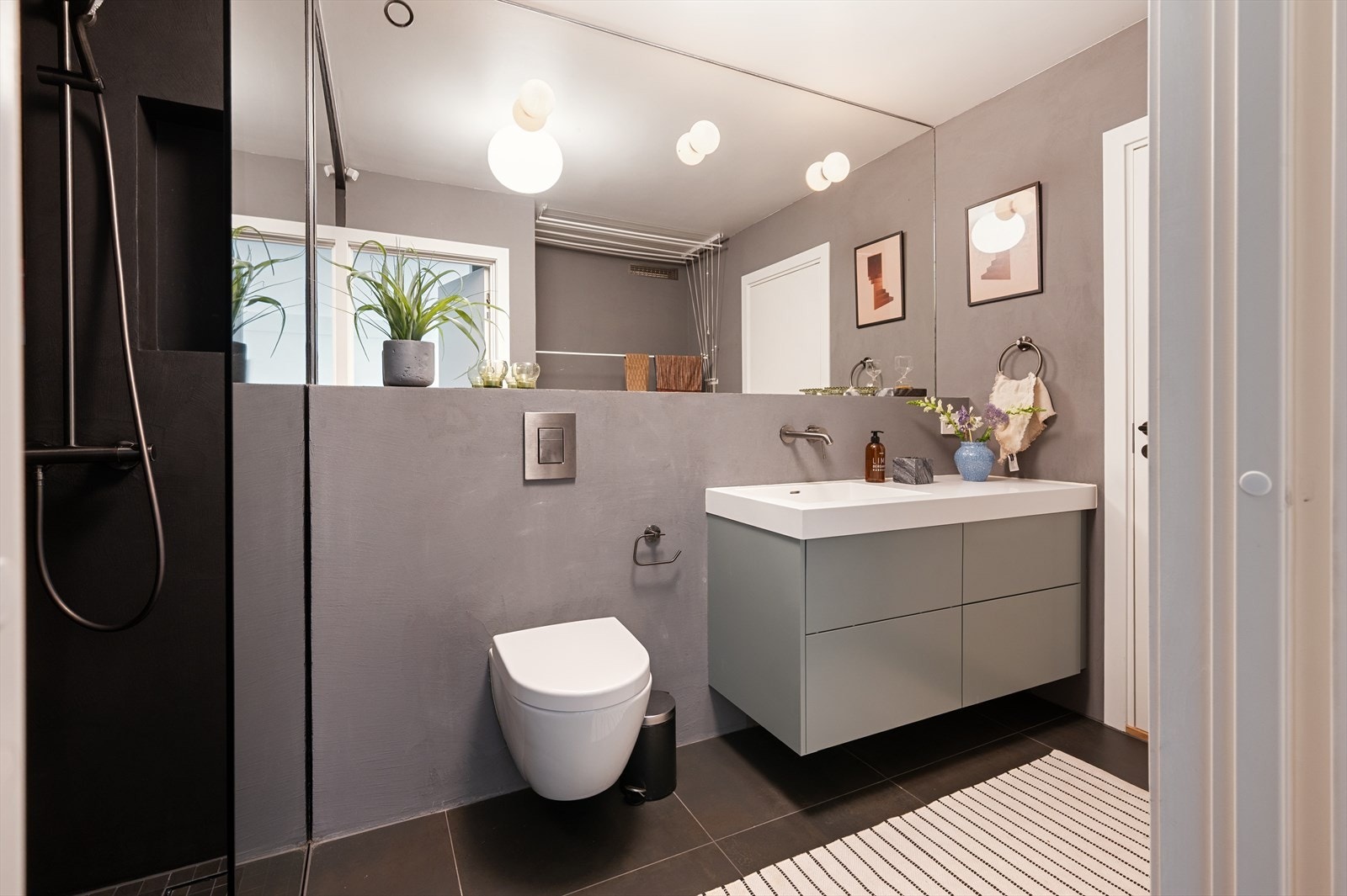 Badet er innredet med moderne servant og underskap, samt stort speil som gir god romfølelse. Galleribilde