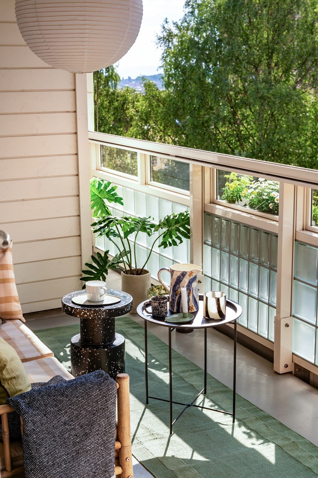 Balkongen gir god plass til utemøbler og grønne innslag, og har en praktisk utebod til oppbevaring. Galleribilde