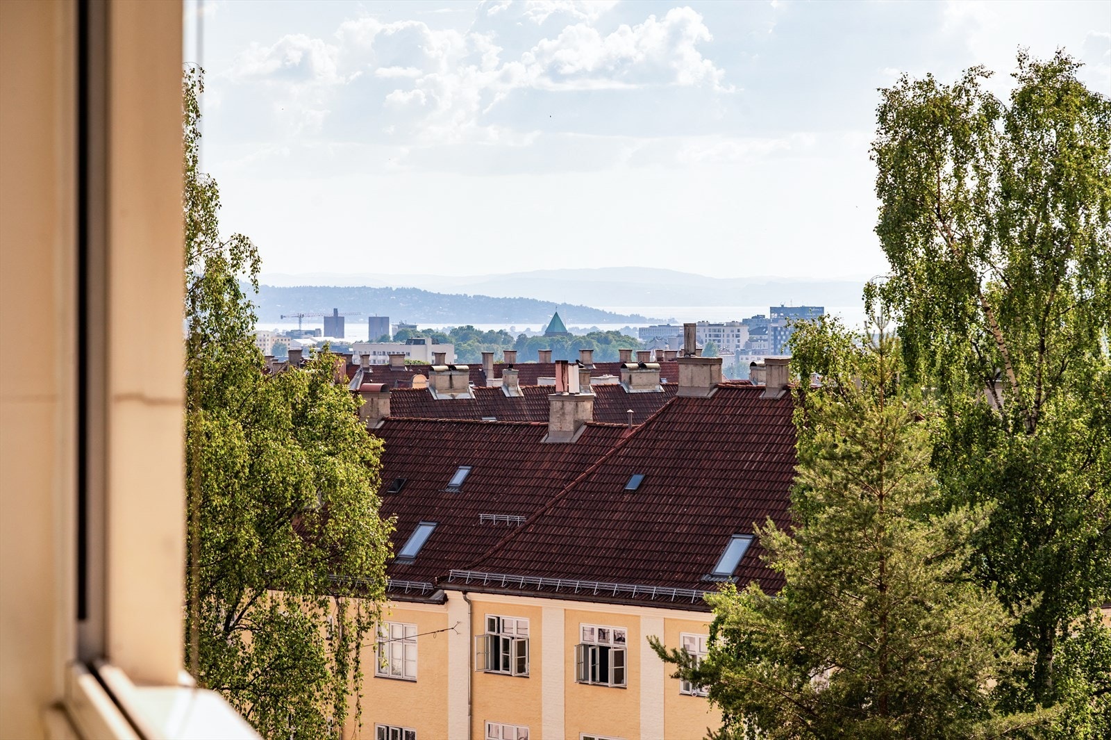 Langstrakt utsikt med sjøgløtt mot Oslofjorden. Galleribilde
