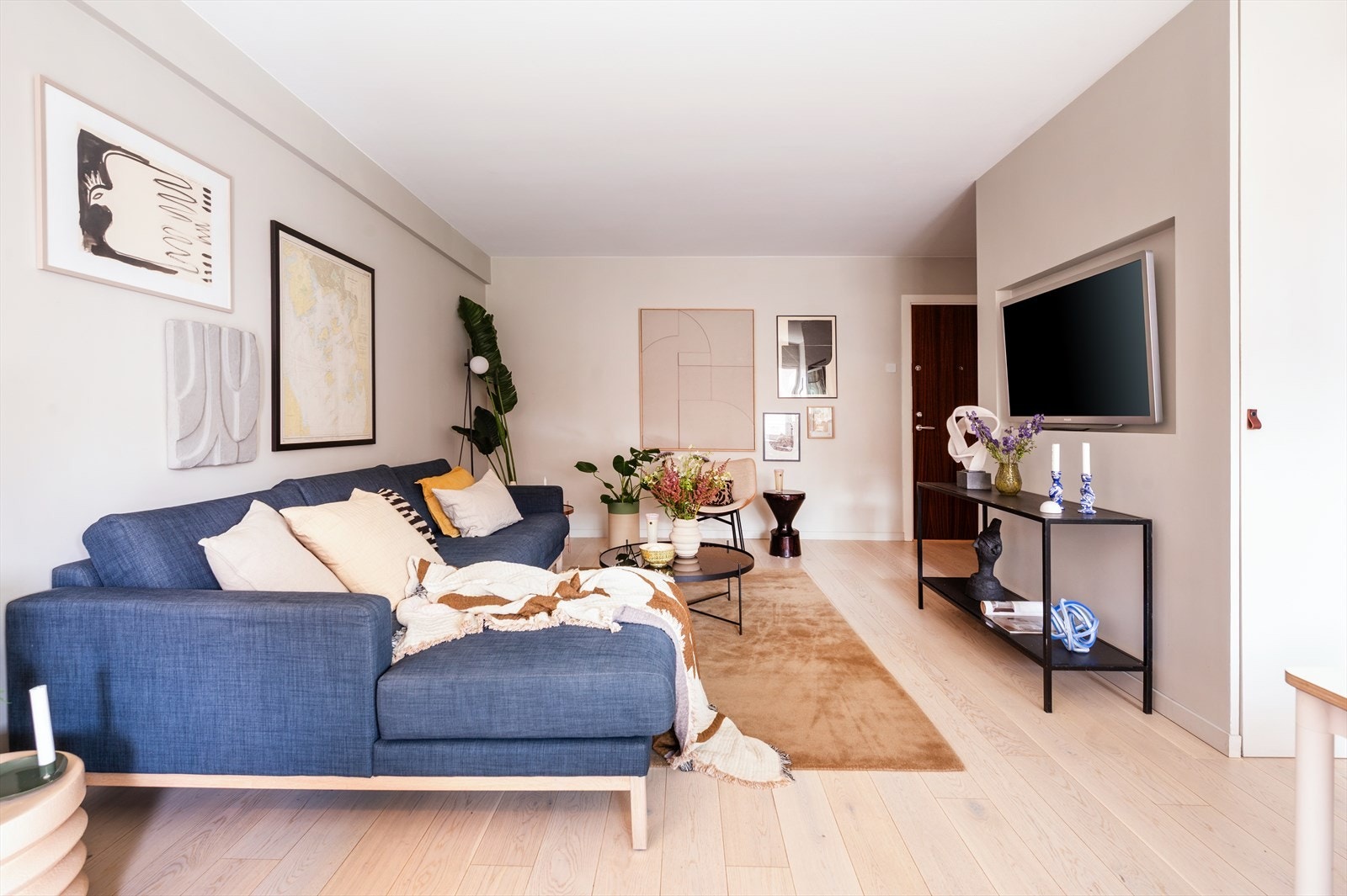 Lys og delikat stue med en-stavs parkett og slette vegger i nøytrale fargetoner - perfekt som utgangspunkt for personlig innredning. Galleribilde