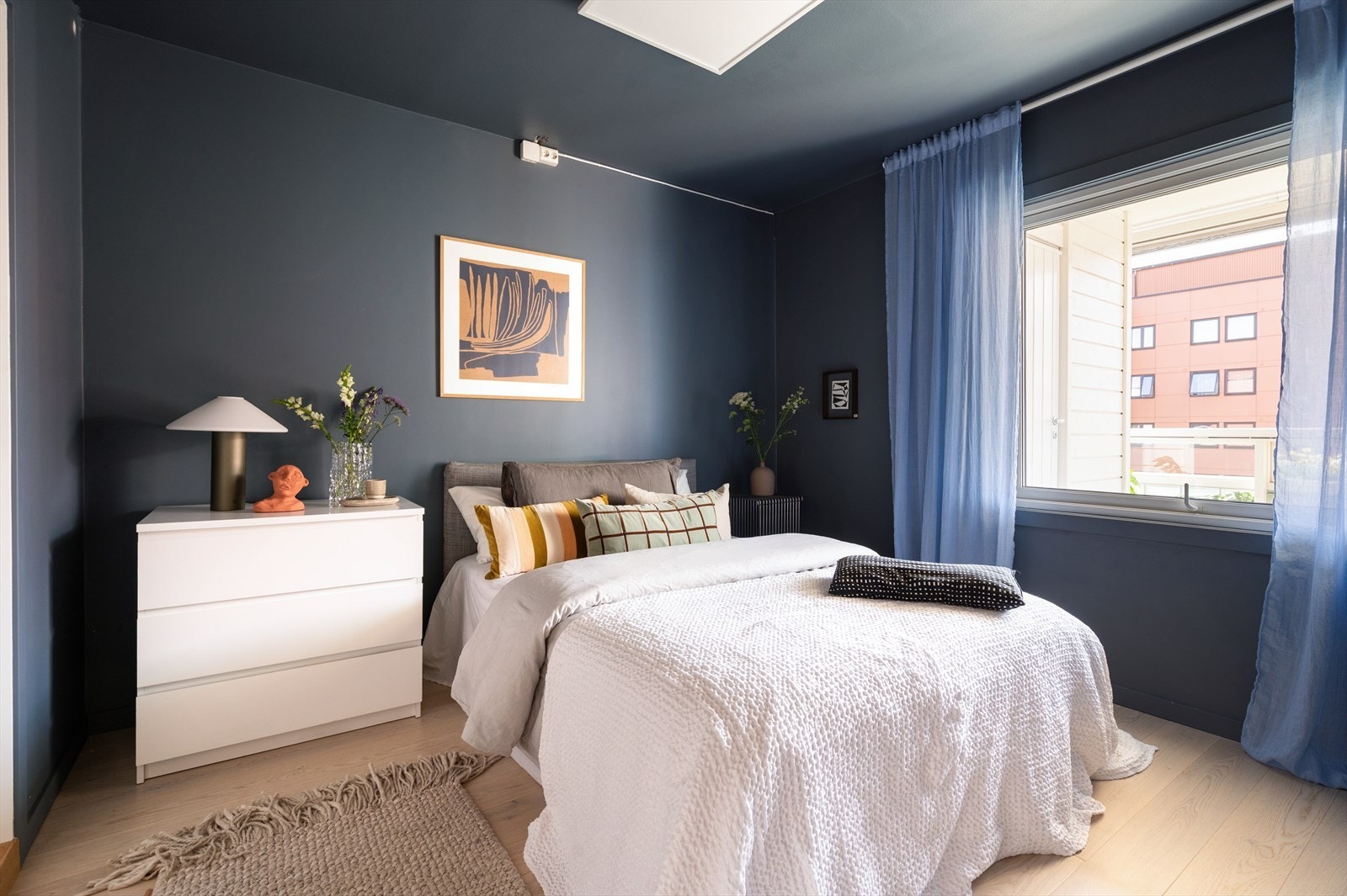 Innbydende soverom malt i en helhetlig, mørk fargepalett som gir en lun og avslappende atmosfære. Galleribilde