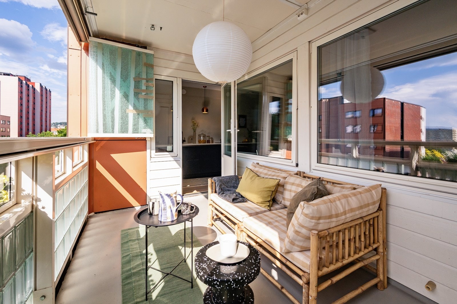 Balkongen er vestvendt og innglasset. Takket være innglassingen forlenges brukssesongen betraktelig. Galleribilde