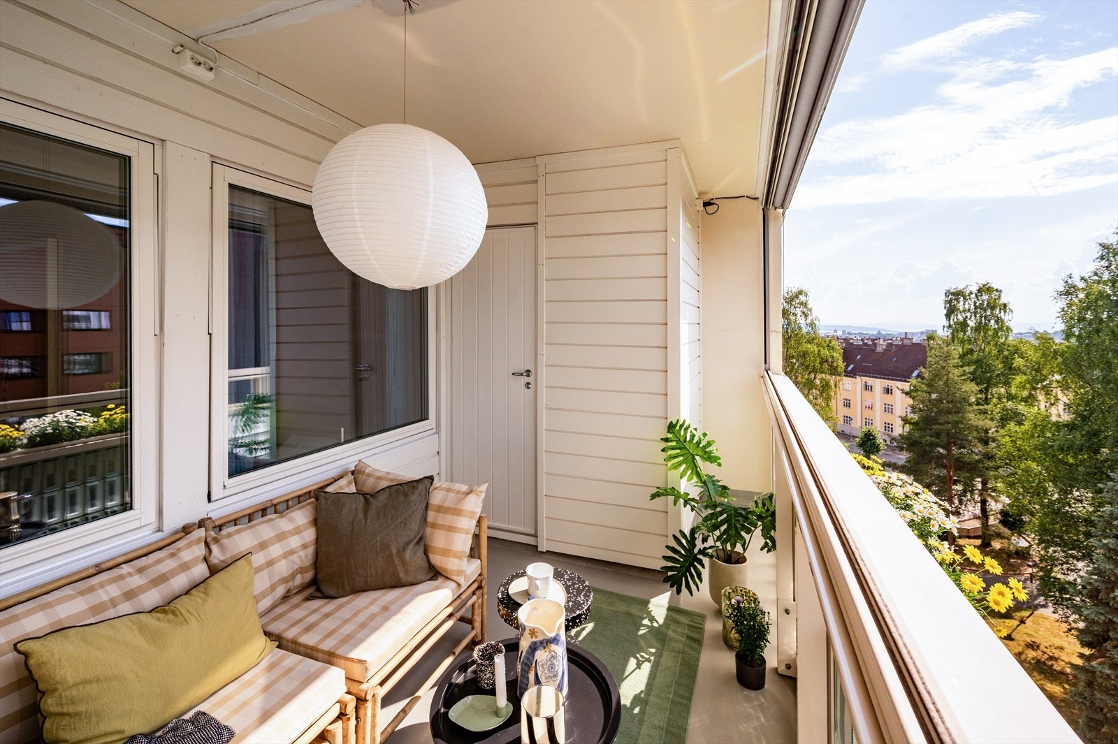 Her kan solen nytes fra ca. kl. 14:30 og frem til solnedgang på sommerstid (med mulig avbrudd på 30-60 min avhengig av solens bane og byggets plassering). Galleribilde