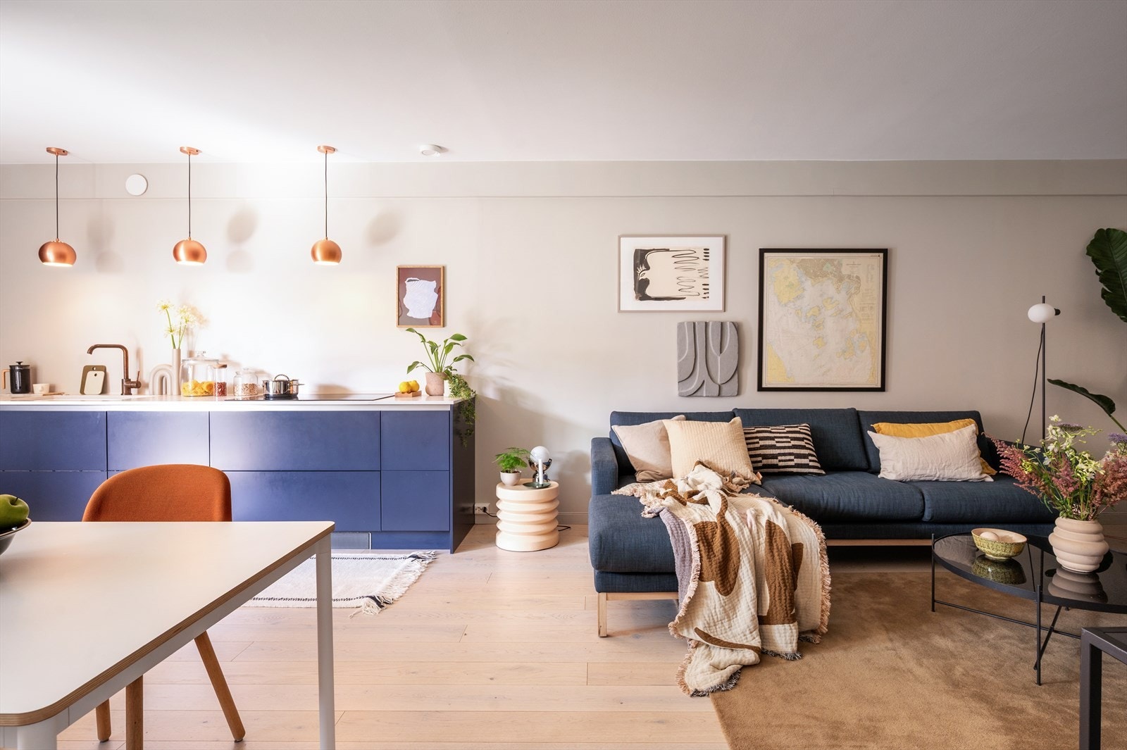 Rommet har en gjennomtenkt planløsning med plass til både sofagruppe og spisebord. Galleribilde