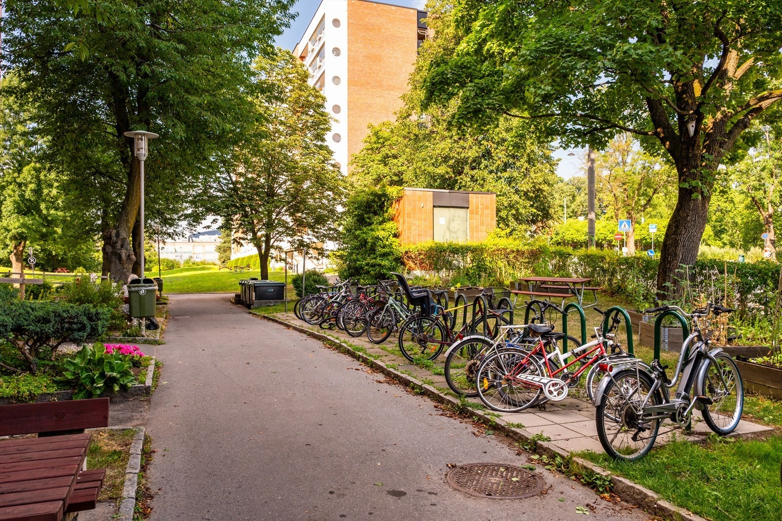 Utendørs sykkelparkering til bruk for beboere. Galleribilde