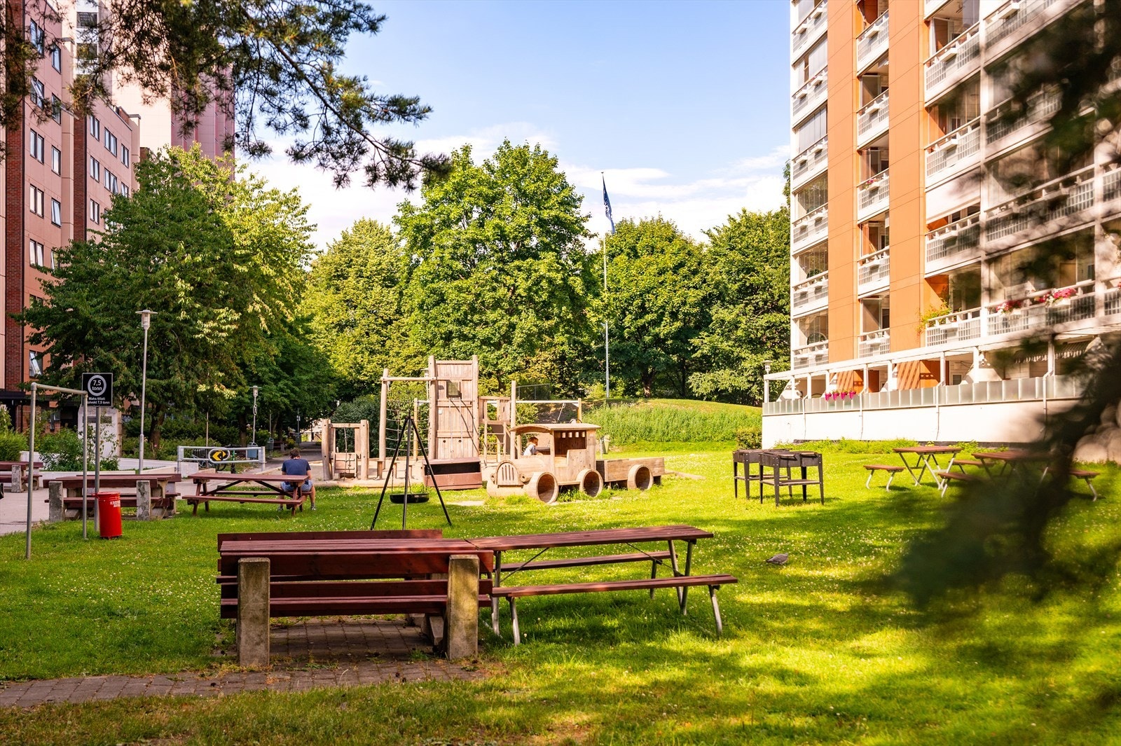 Borettslaget har en stor og felles bakgård med stor gressplen, sittegrupper, grill etc. Galleribilde