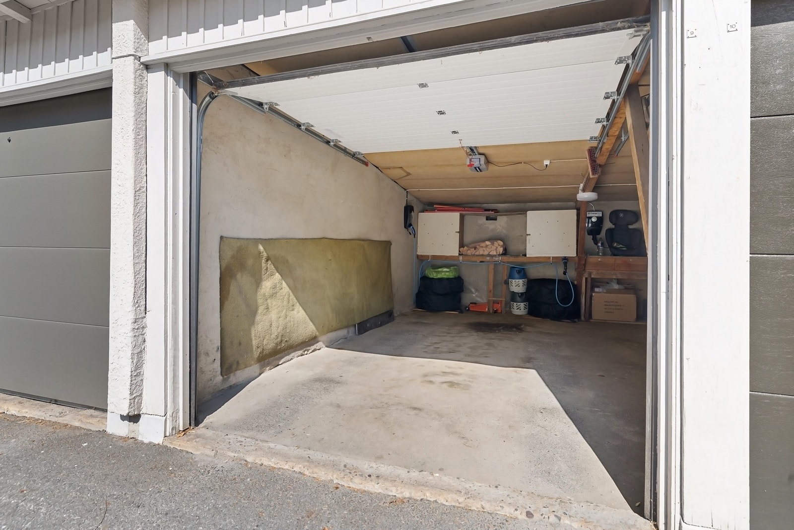 Det ble montert ny garasjeport i 2021 Galleribilde