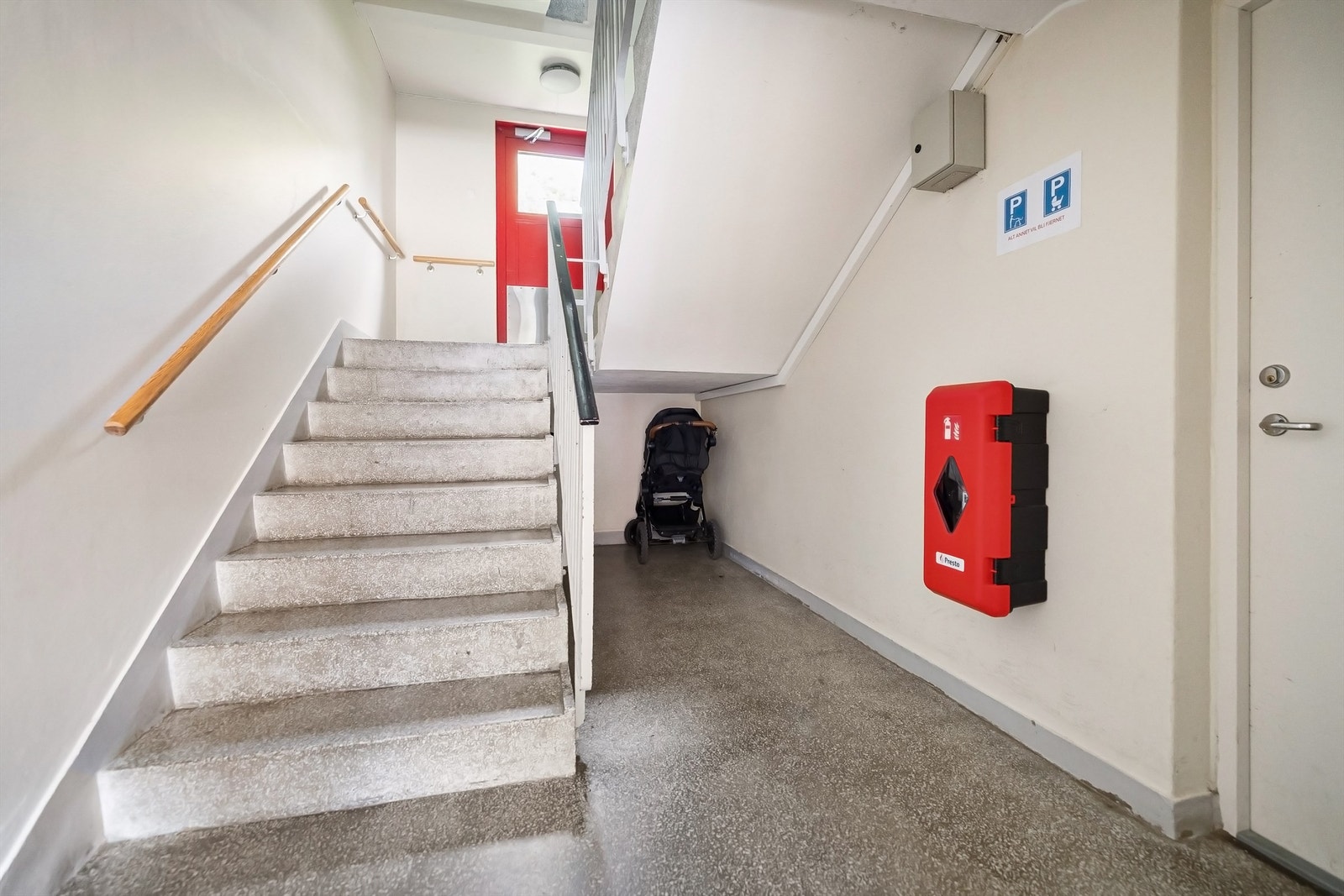 Felles oppgang med plass til barnevogn under trappa i oppgangen Galleribilde