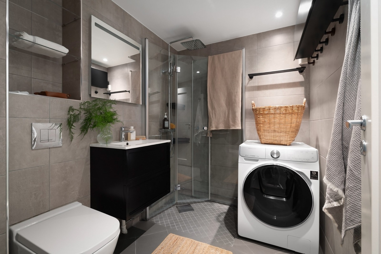 Badet ble pusset opp i 2006 av borettslaget, men oppgradert i 2019 med nye fliser på vegg- og gulv, samt downlights i tak og ny innredning Galleribilde