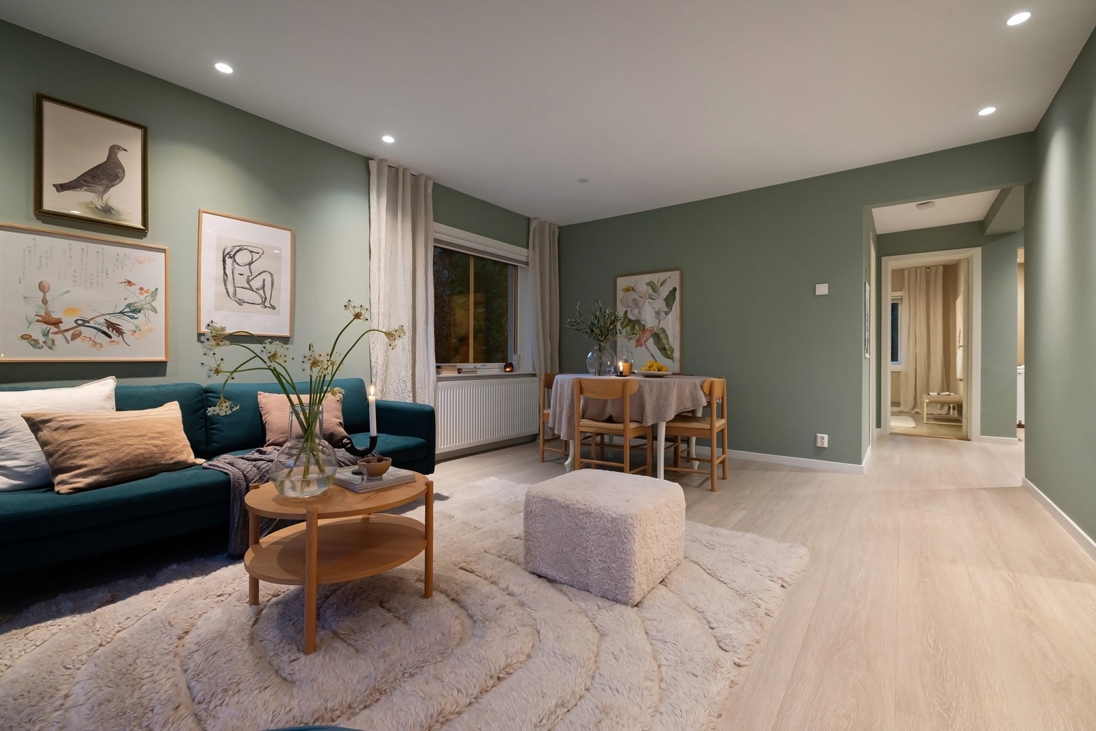 Stuen har skjult el-anlegg med moderne downlights montert i himling Galleribilde