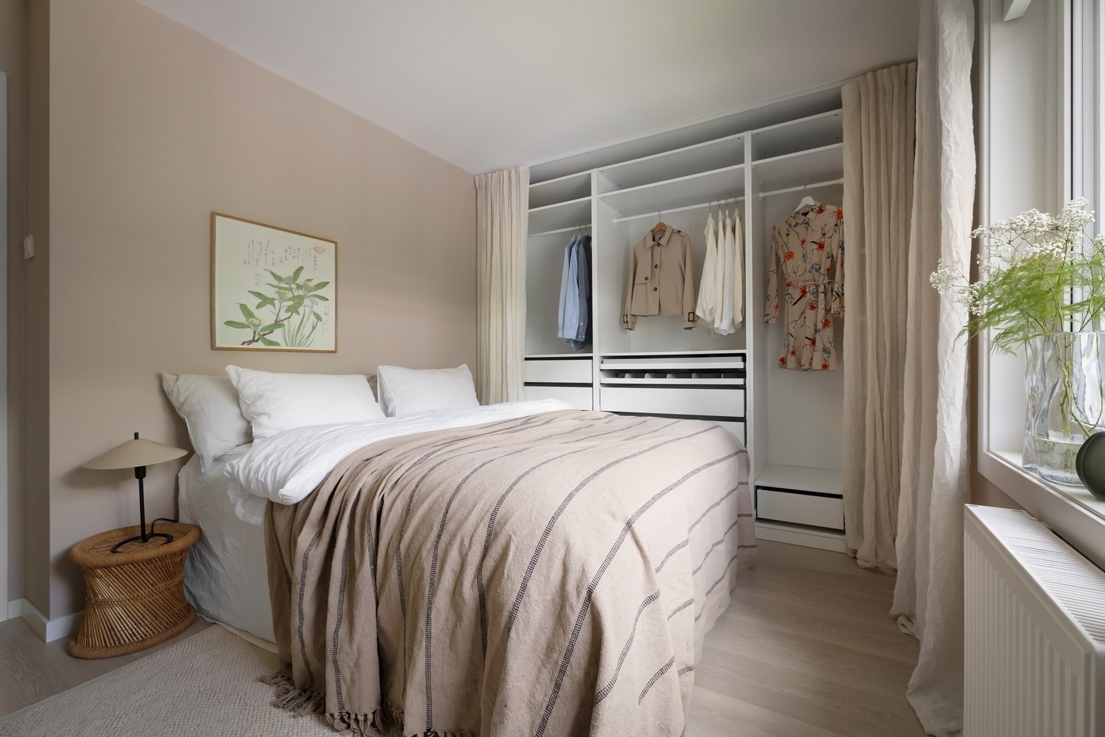 Her er det god plass til en stor dobbeltseng og tilhørende nattbord Galleribilde