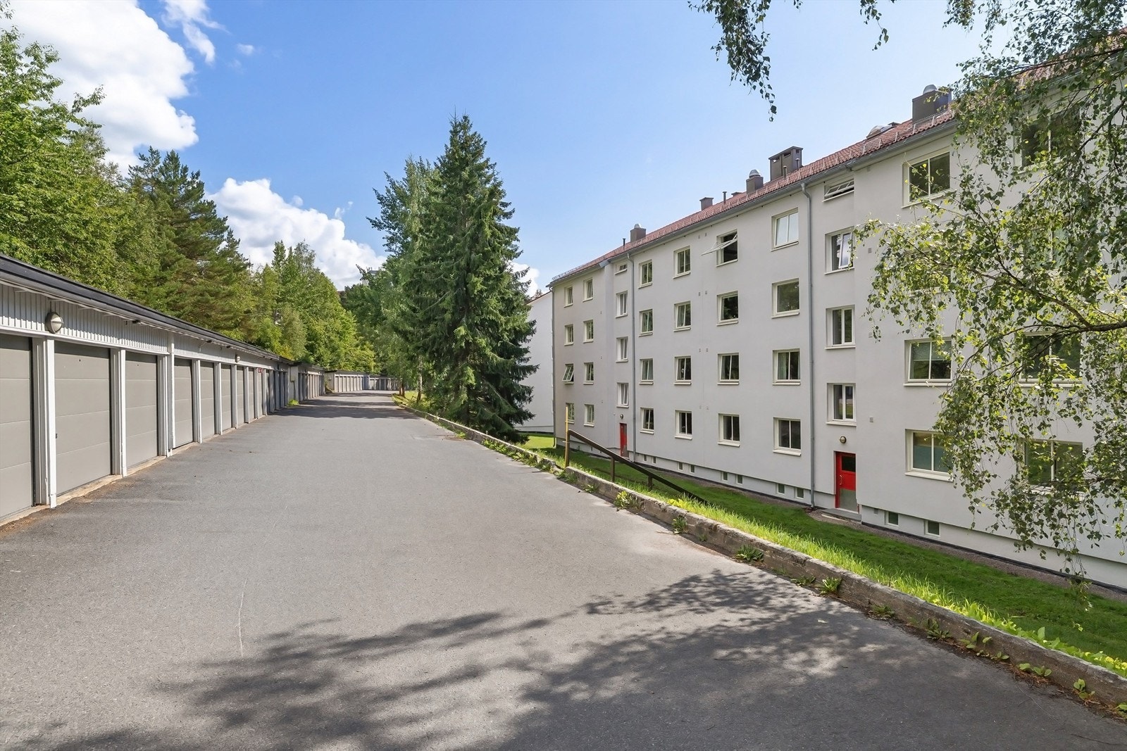 Selger eier 1 garasjeplass, nr. 9, i Skauen garasjelag beliggende ca. 60 meter fra leiligheten. Denne kan kjøpes separat til fastpris kr 135.000,- Galleribilde