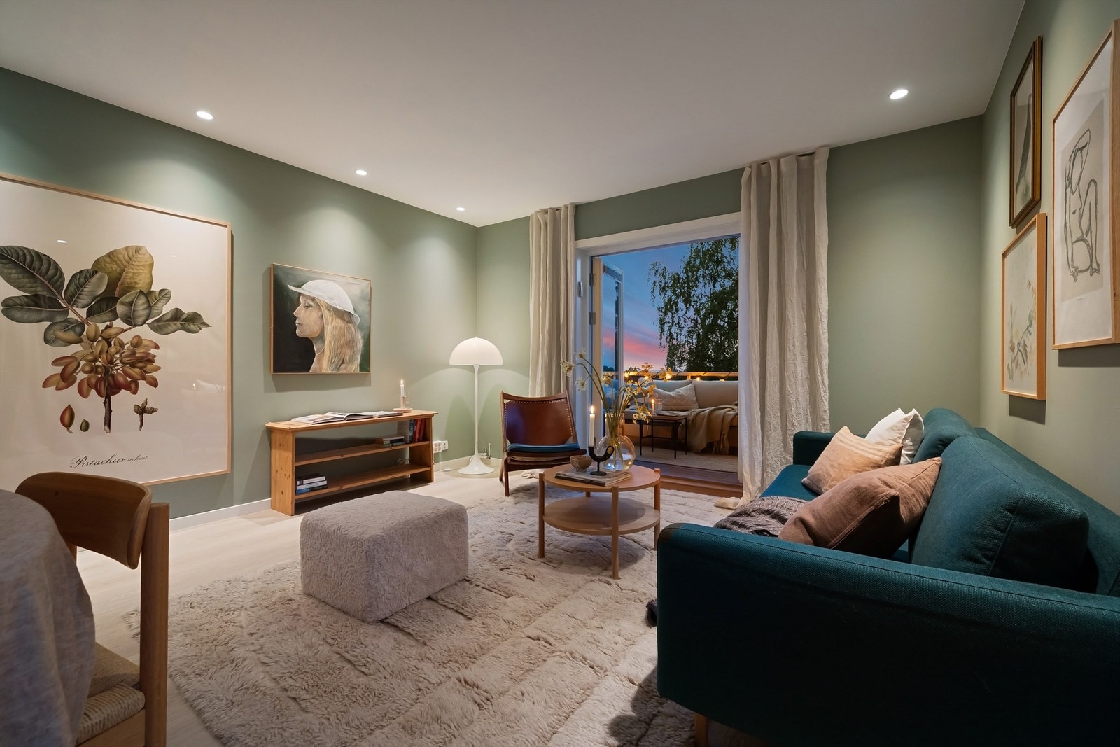 Malte vegger og moderne laminat på gulv skaper et lunt og innbydende uttrykk Galleribilde