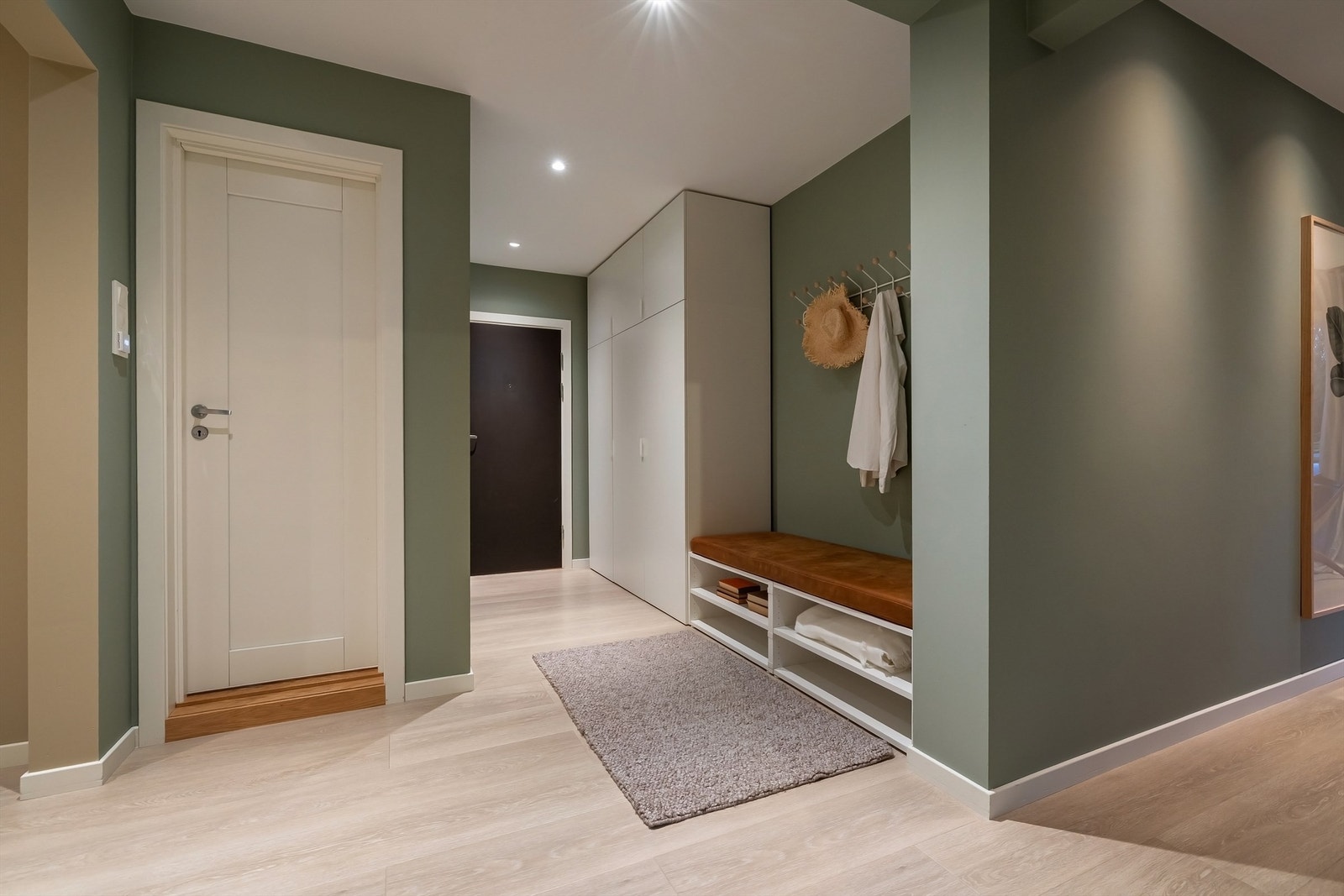 Rommet er belyst med downlights og gir et lunt førsteinntrykk Galleribilde
