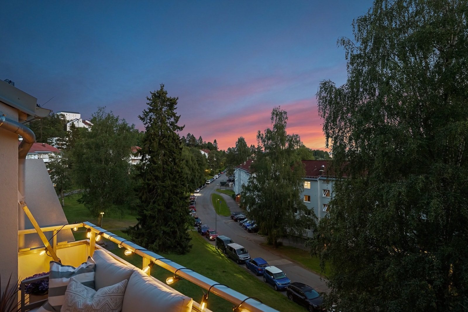 Fra balkongen er det fri utsikt over borettslagets frodige fellesarealer Galleribilde