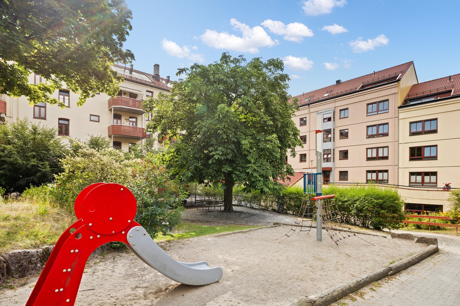 Lekeplass i bakgården. Galleribilde