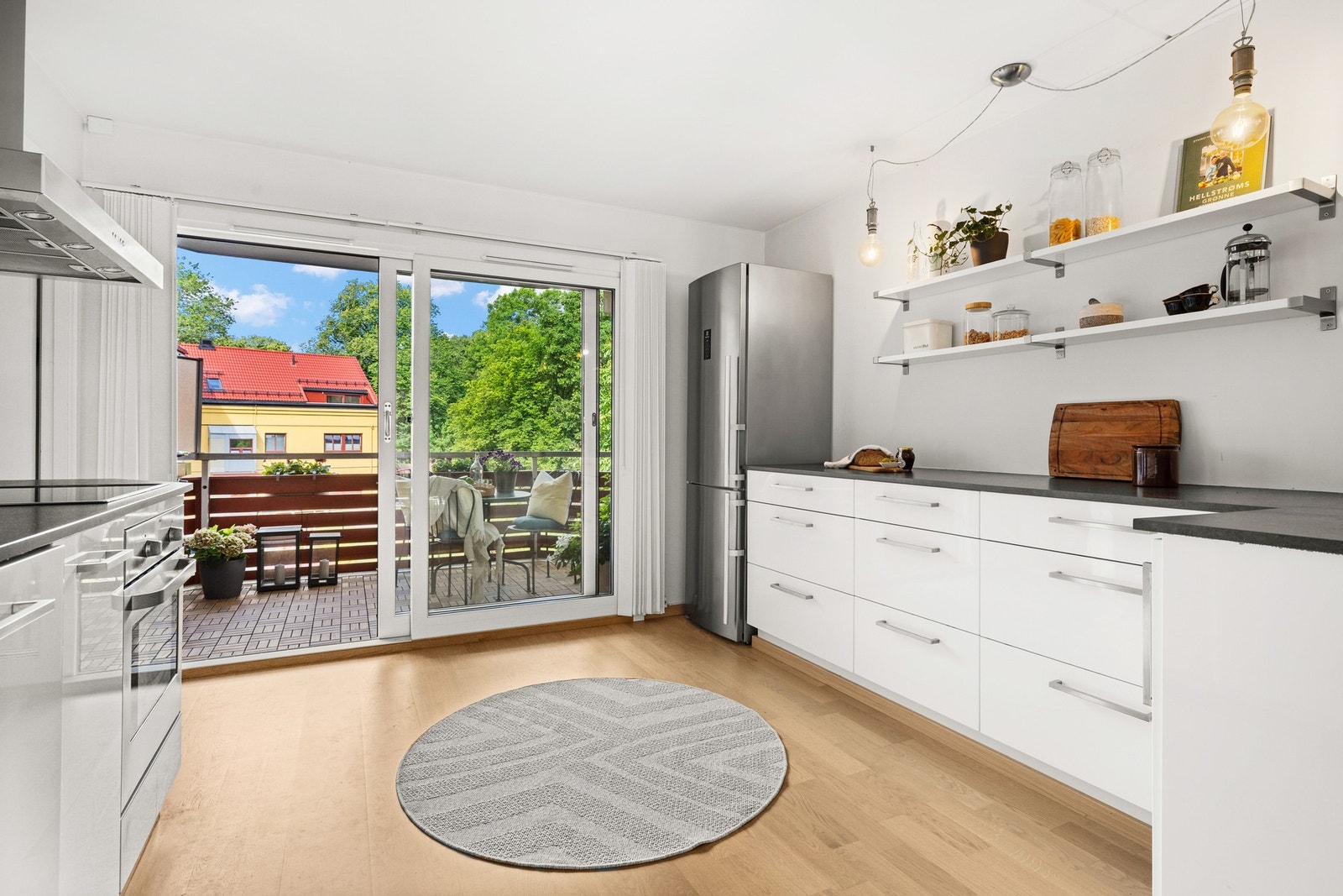 Romslig kjøkken med skyvedør mot terrasse. Galleribilde