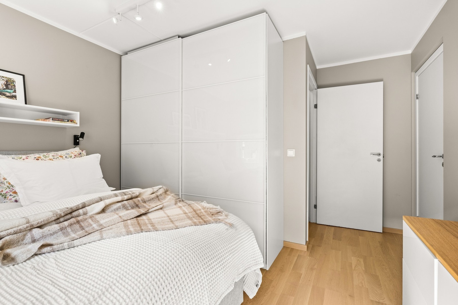 Soverom 2 av 3. Garderobeskap og garderobeinnredning bak veggen. Galleribilde