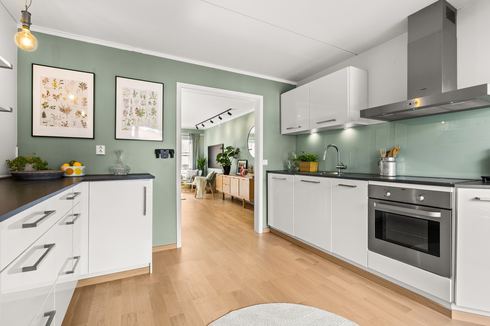 Integrert Siemens oppvaskmaskin, samt integrert Zanussi platetopp og stekeovn. Galleribilde