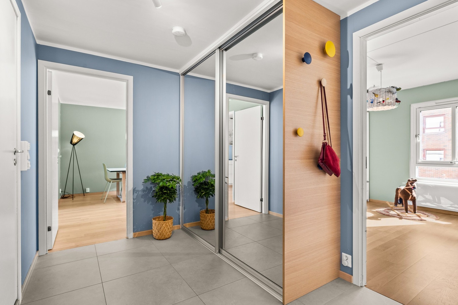 Romslig entré med gulvvarme og skyvedørsgarderobe. Galleribilde