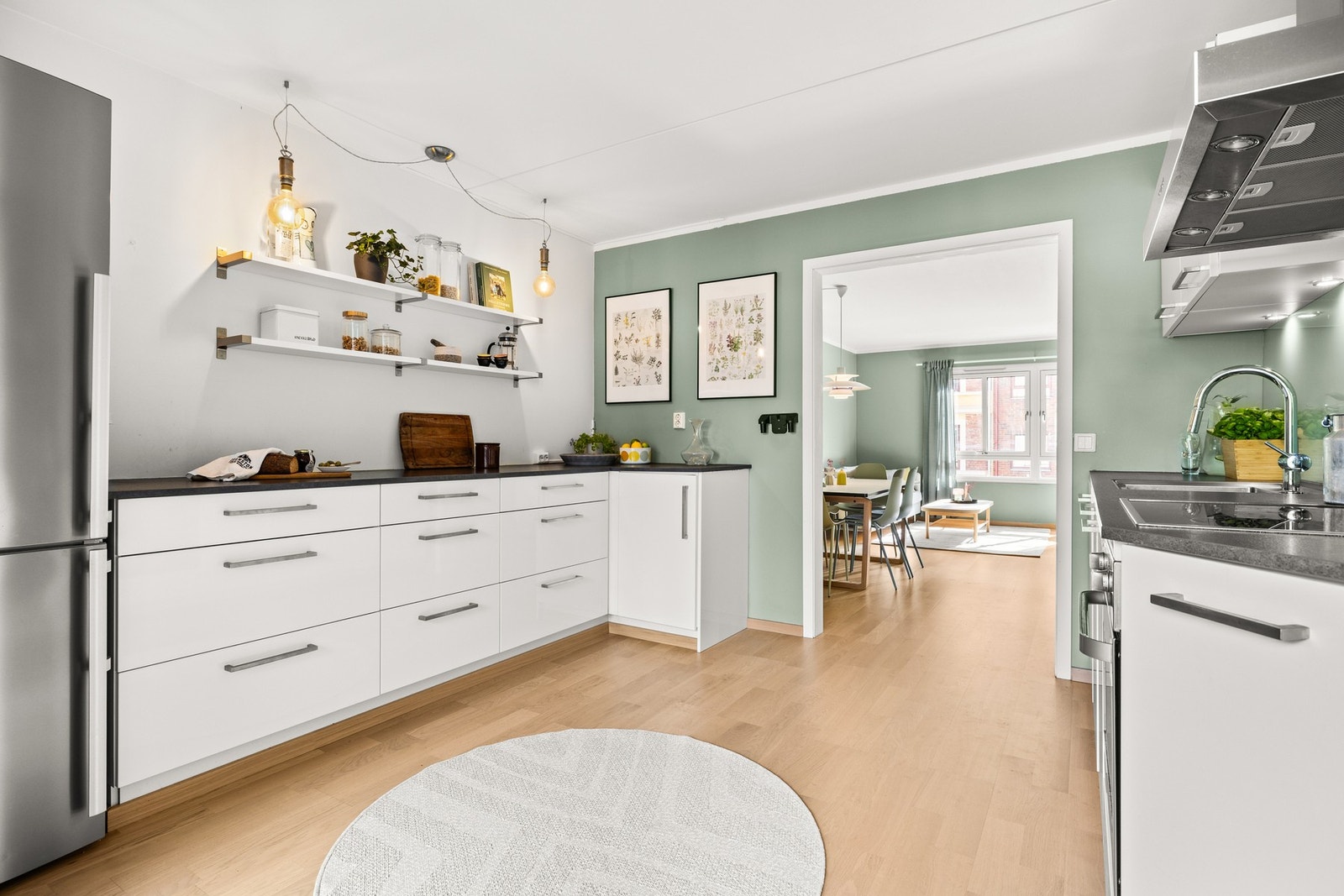 Kvik kjøkkeninnredning fra 2014 med hvite høyglans laminerte
fronter og laminerte benkeplater. Galleribilde