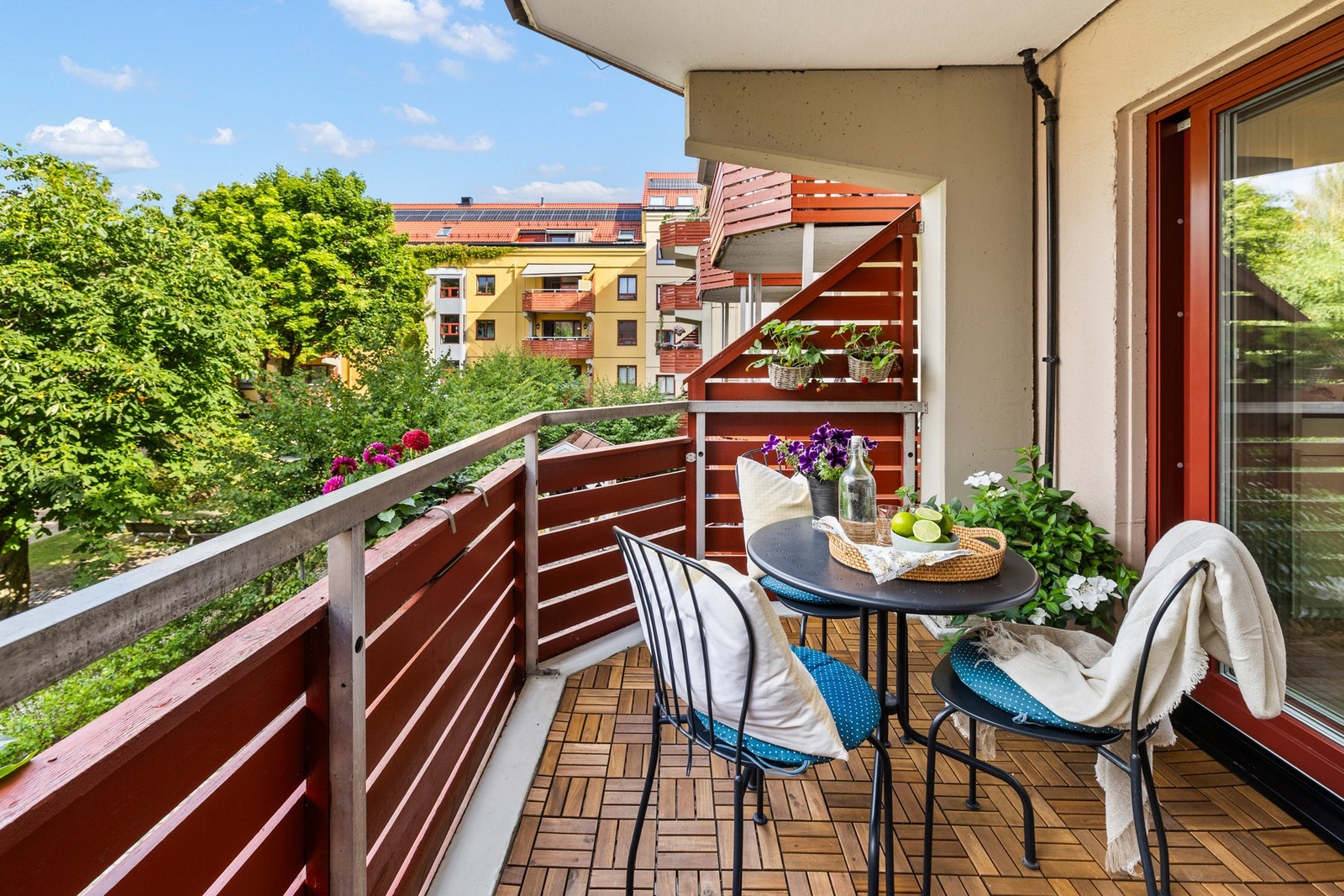 Overbygget balkong med ettermiddag- og kveldssol. Galleribilde