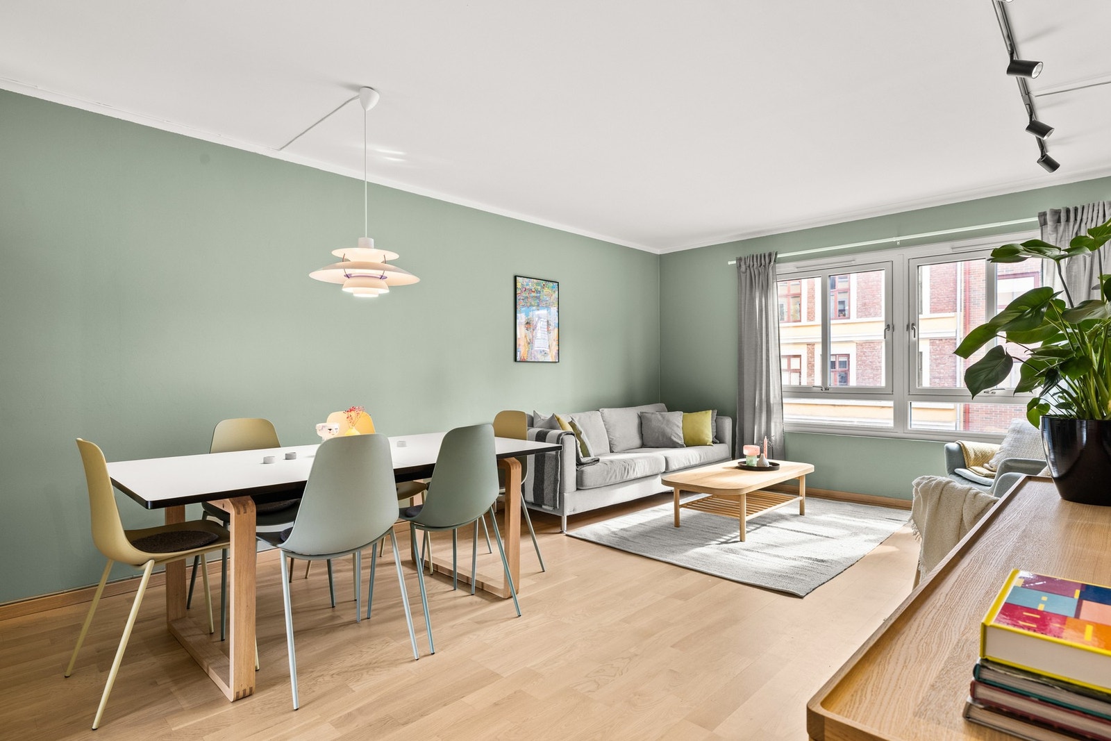 Stue med eikeparkett og gulvvarme. Galleribilde